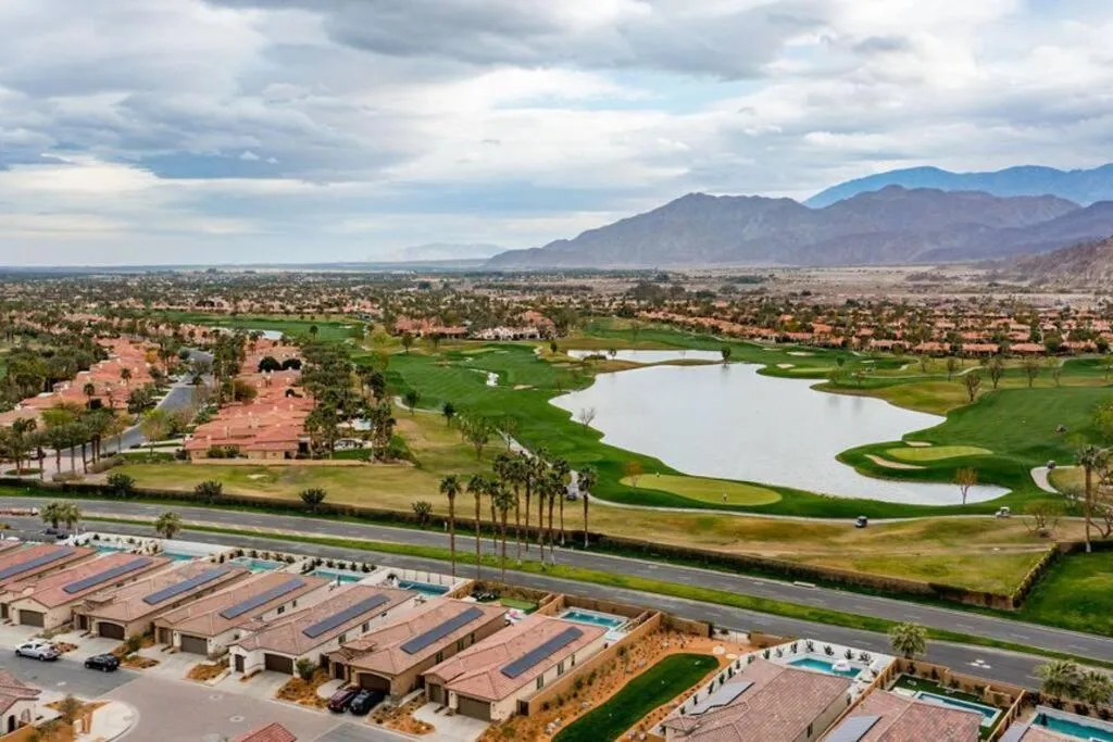 Garden in Near Coachella and Stagecoach Palm Springs , PGA resort Villa ,Golf, community pool, gym