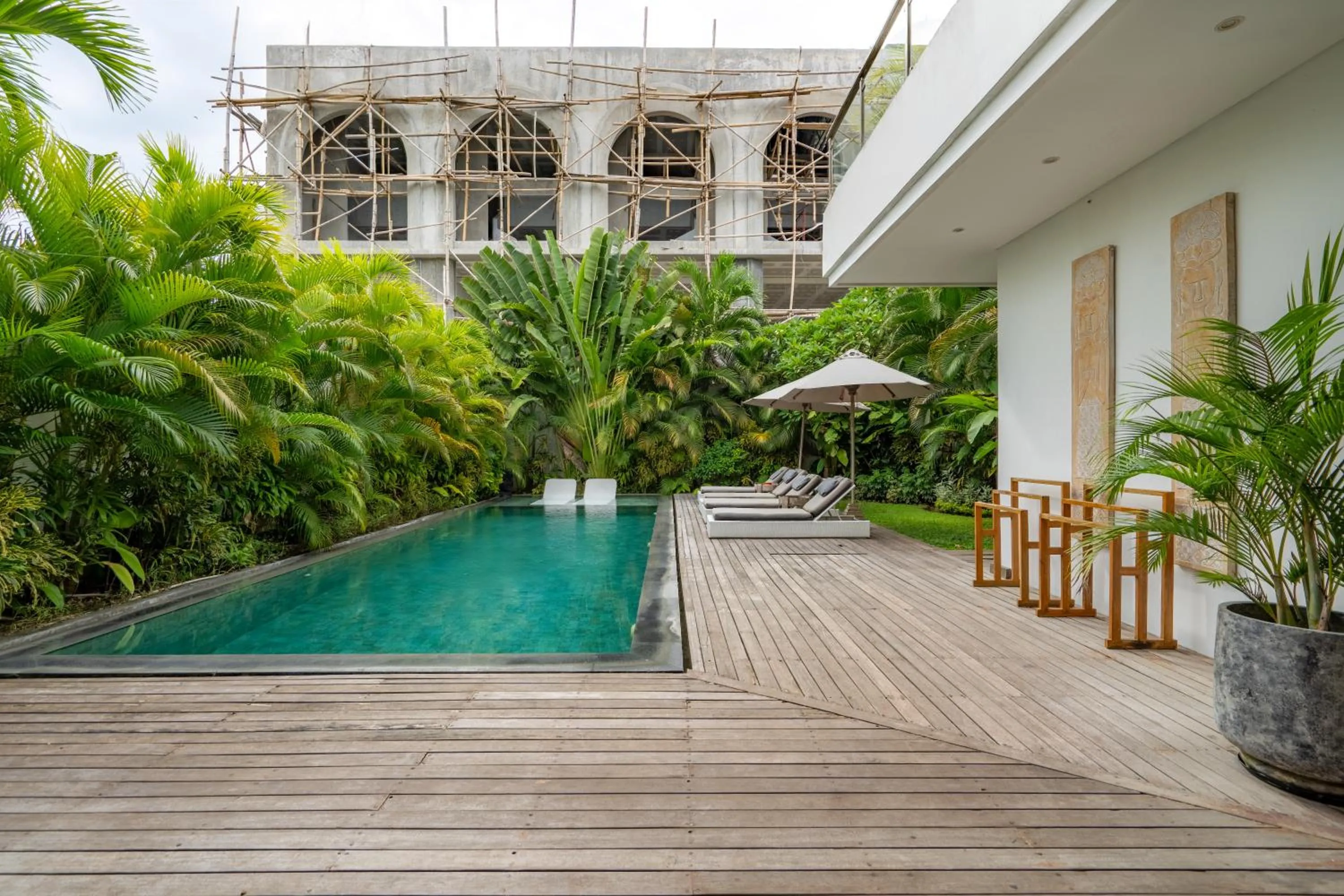 Swimming pool in Flores Villa by Betterplace