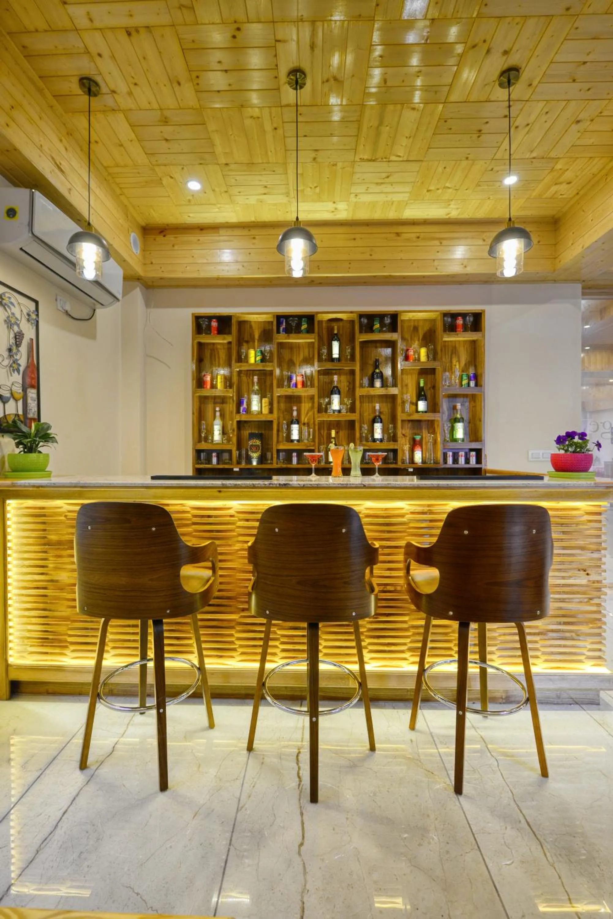 Lounge or bar in Clarks Inn Suites, Manali