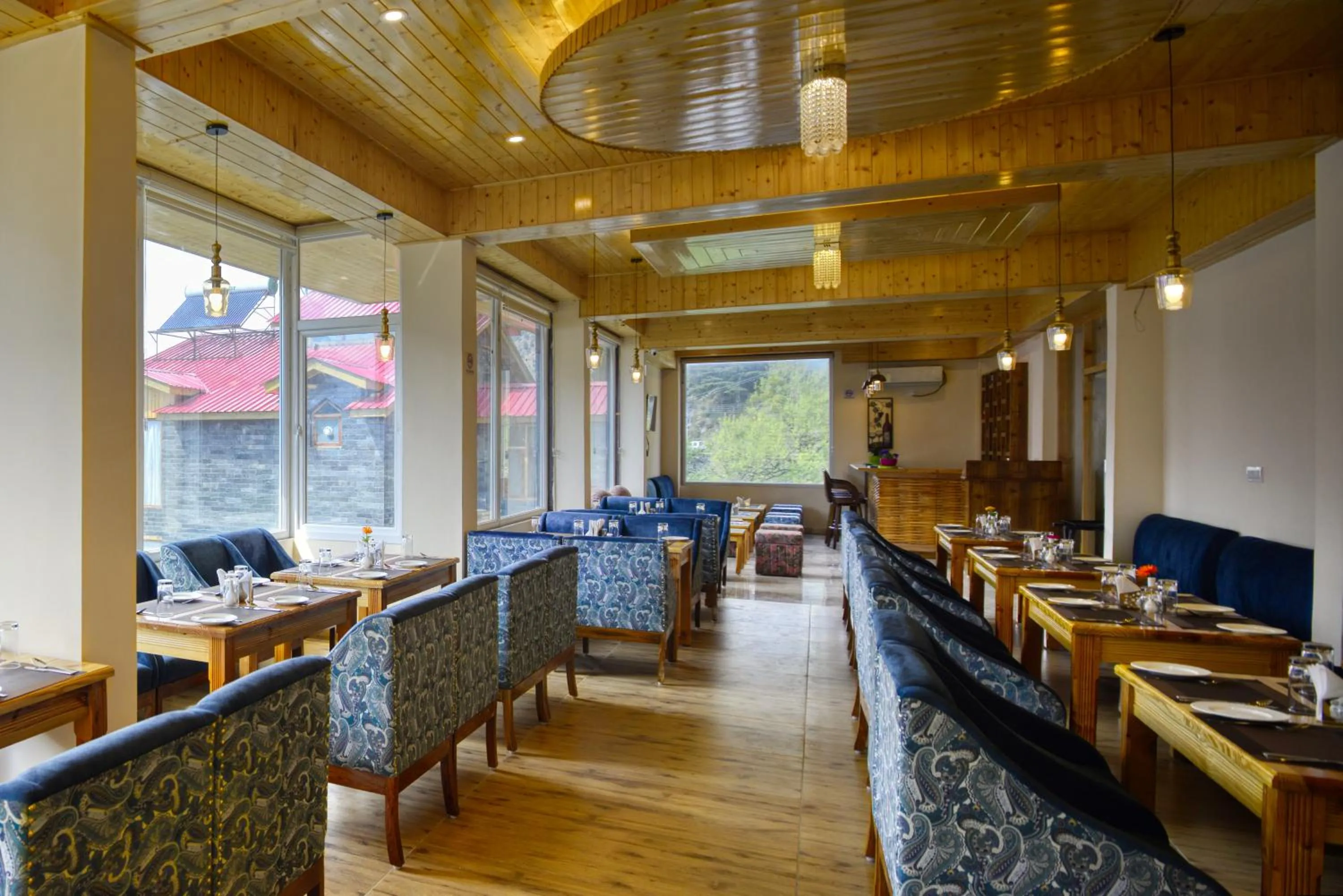 Restaurant/places to eat in Clarks Inn Suites, Manali