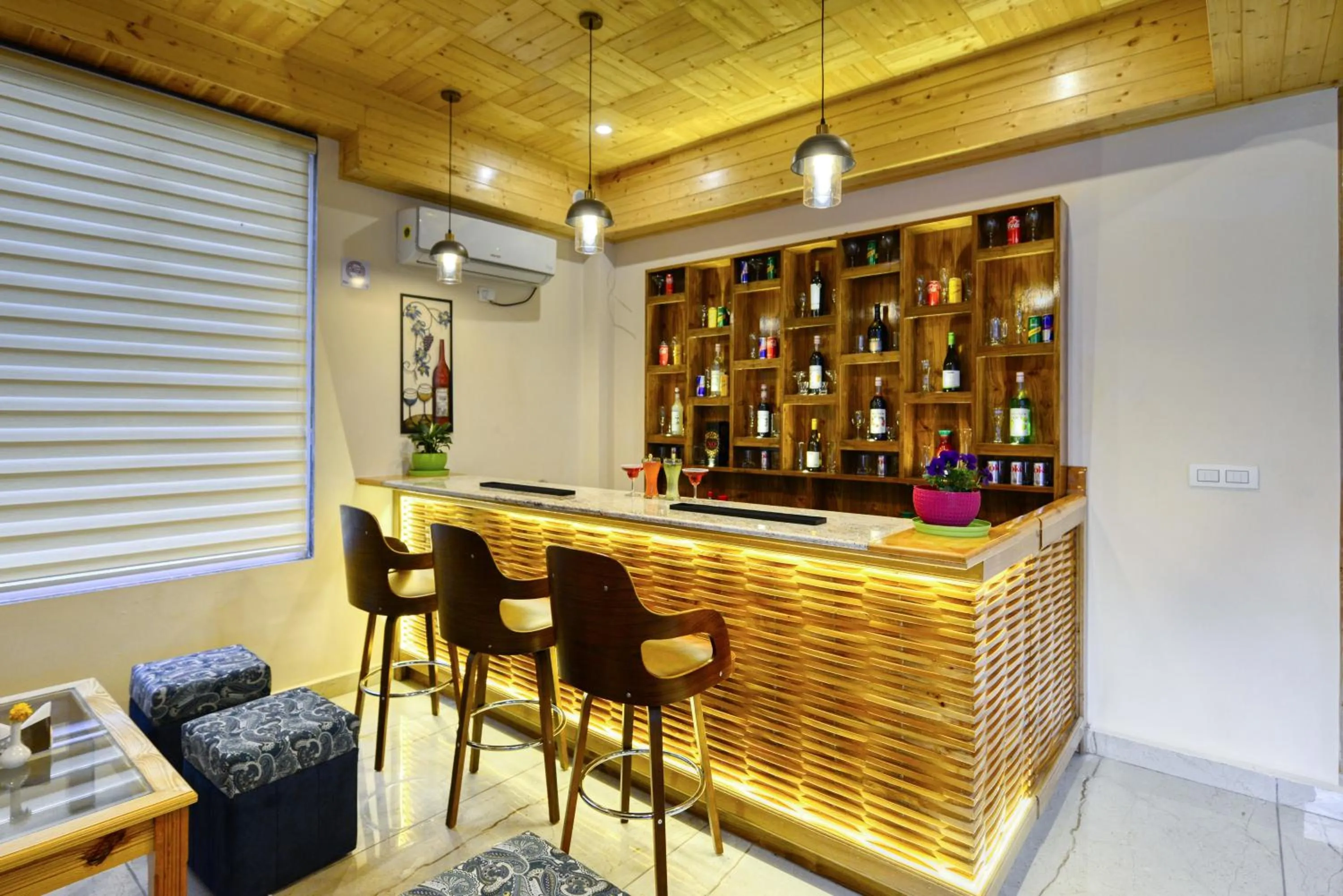 Lounge or bar in Clarks Inn Suites, Manali