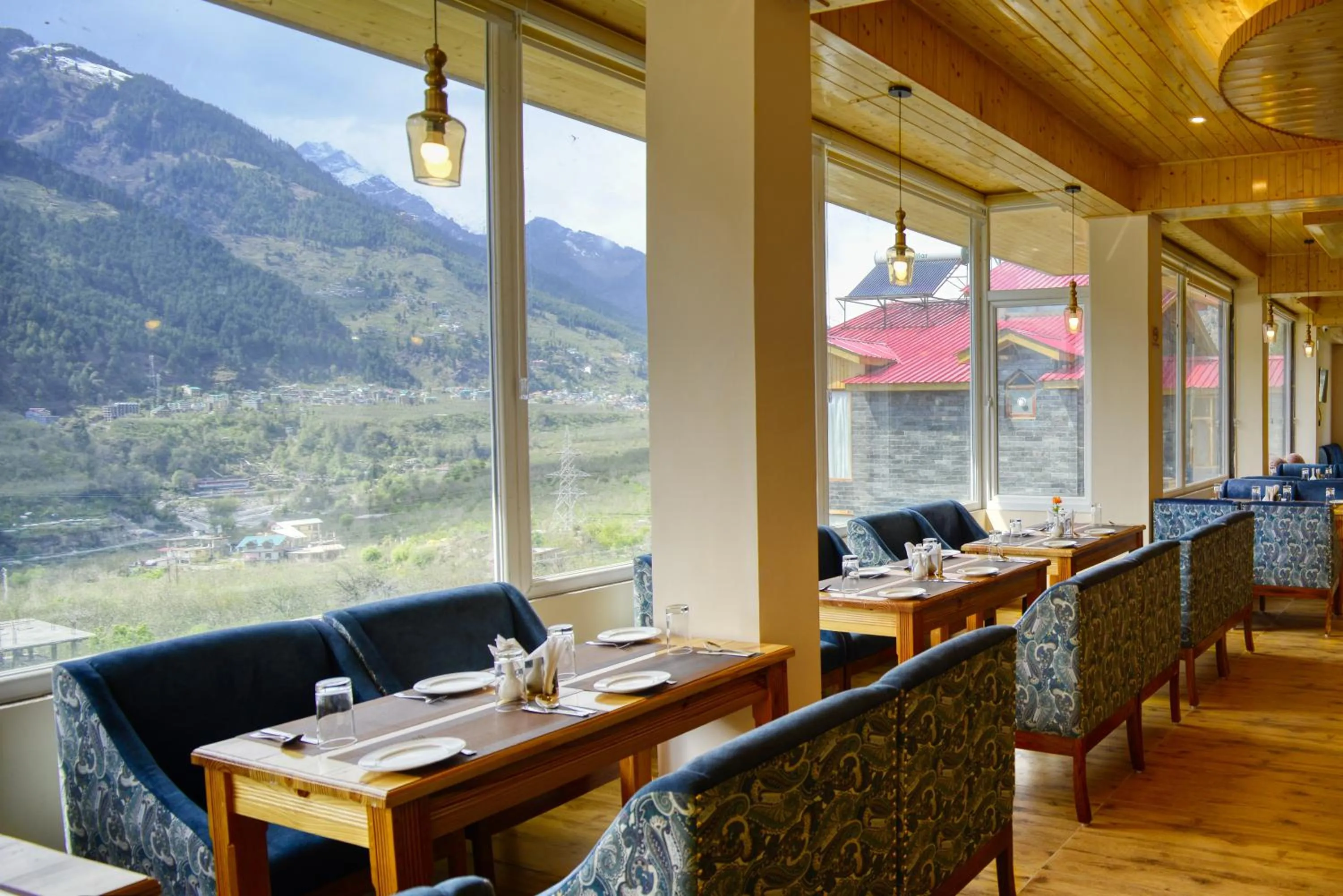 Restaurant/places to eat in Clarks Inn Suites, Manali