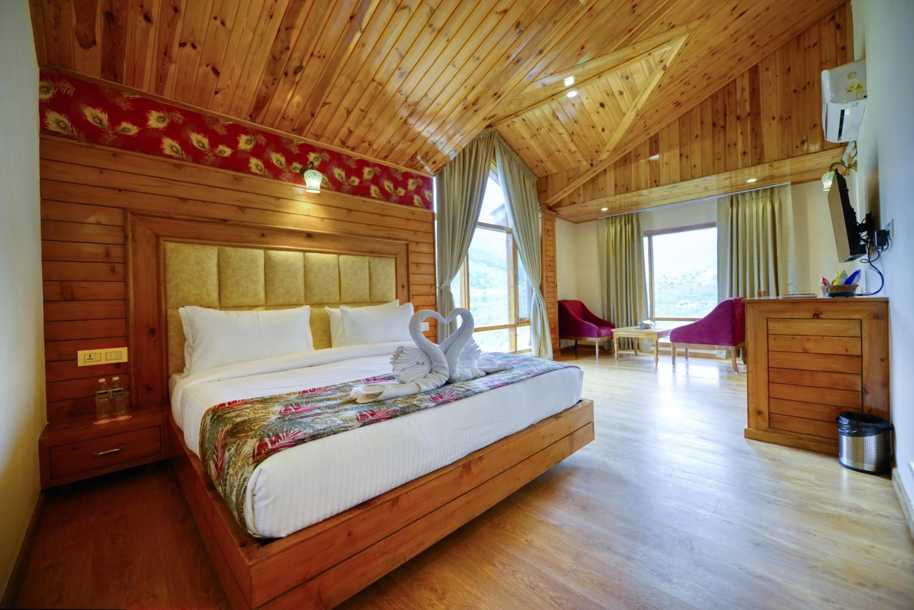 Bedroom, Bed in Clarks Inn Suites, Manali