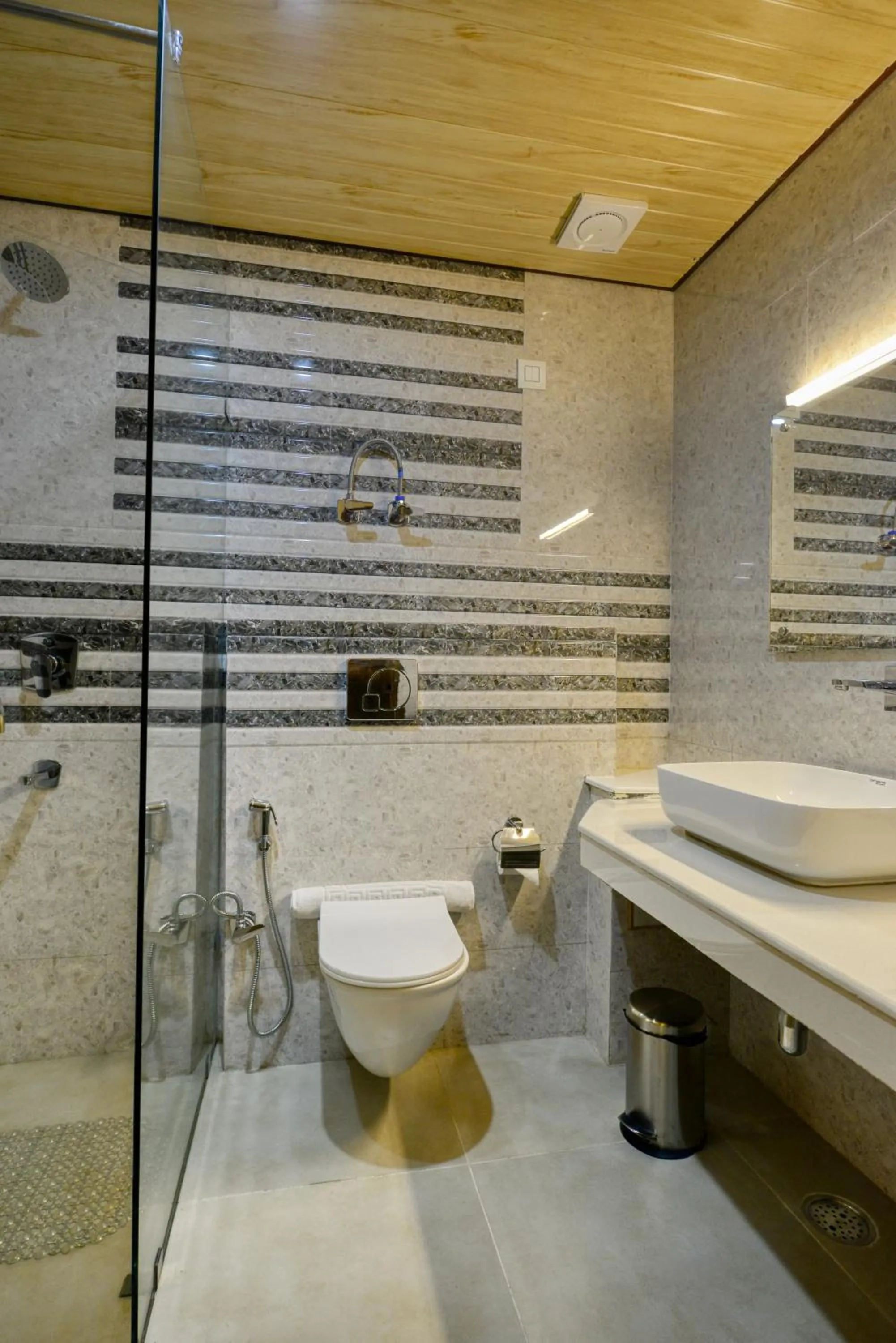 Bathroom in Clarks Inn Suites, Manali