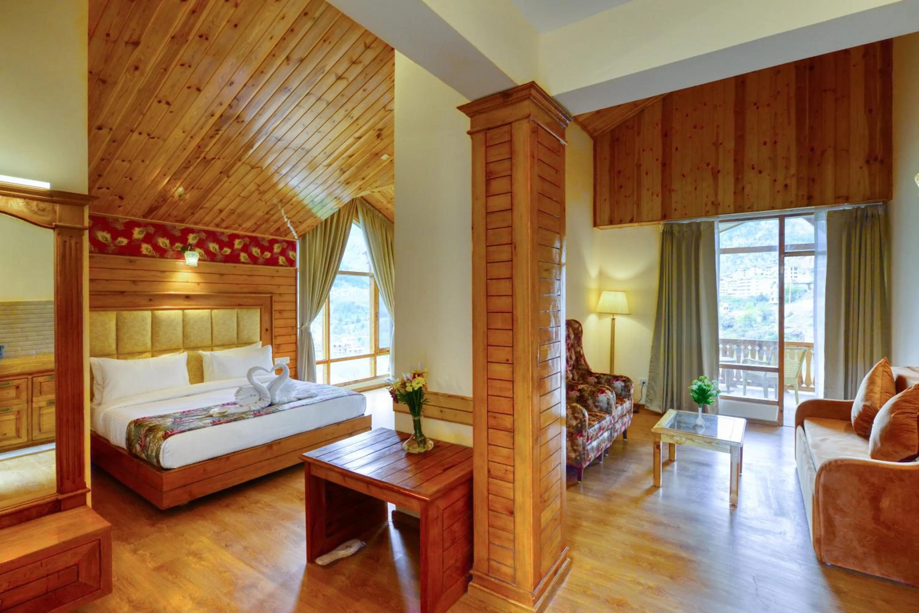 Bed in Clarks Inn Suites, Manali