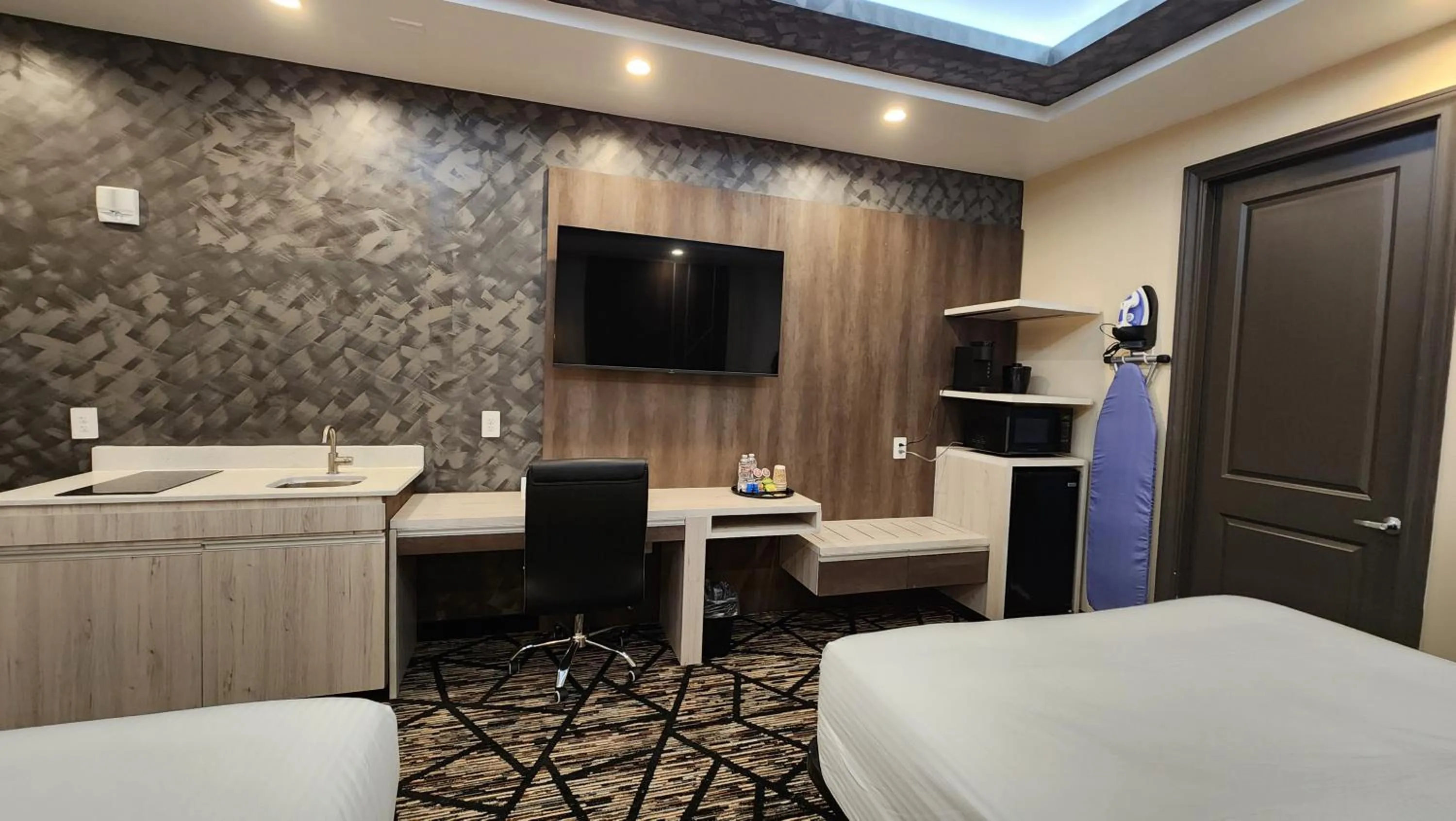 TV and multimedia in Comfeeni Inn and Suites