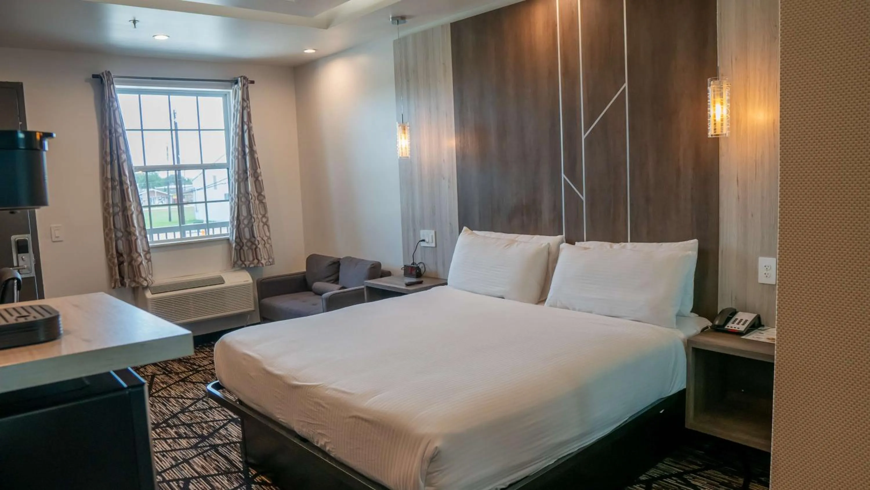 Bedroom, Bed in Comfeeni Inn and Suites