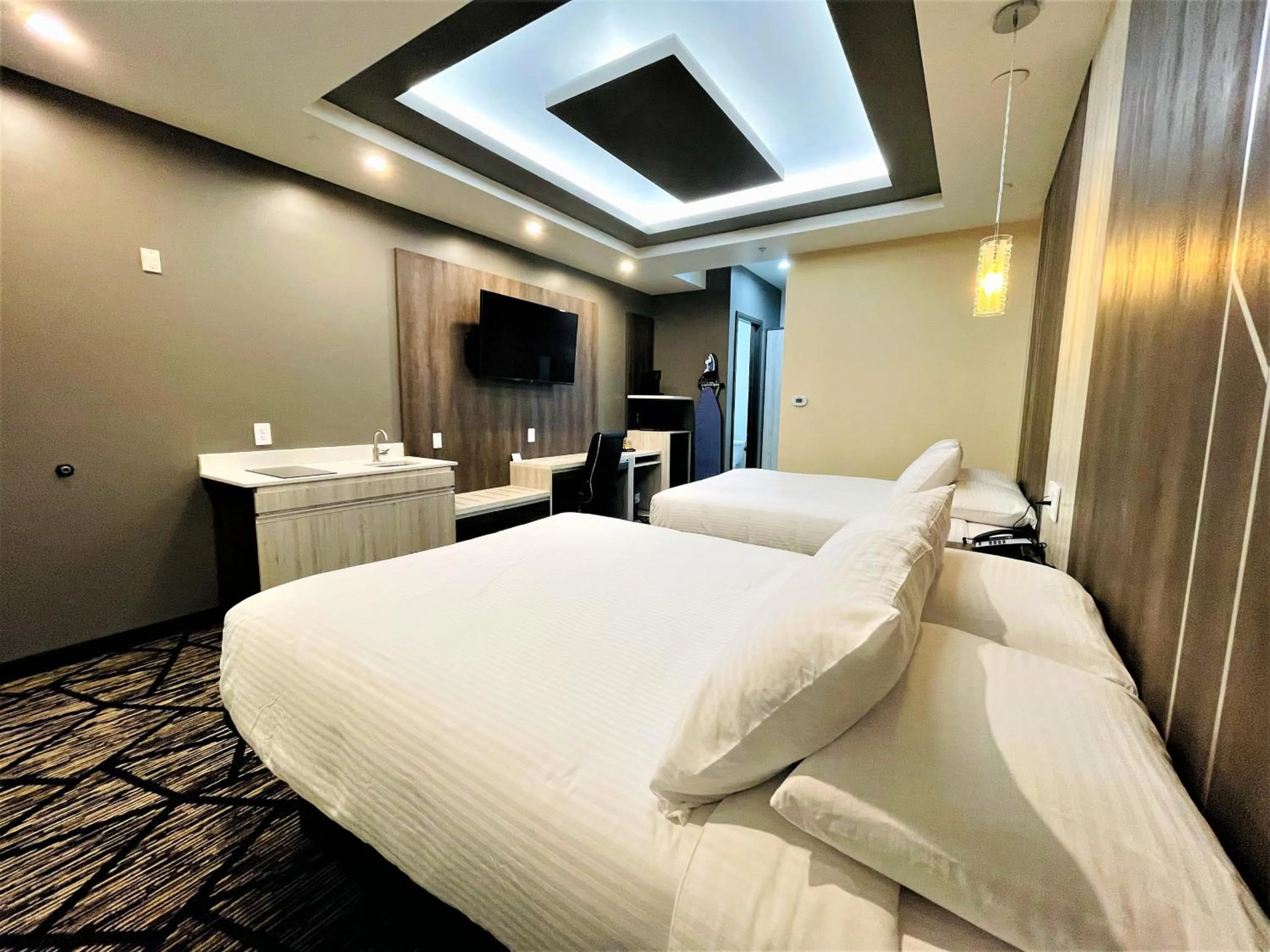 TV and multimedia, Bed in Comfeeni Inn and Suites