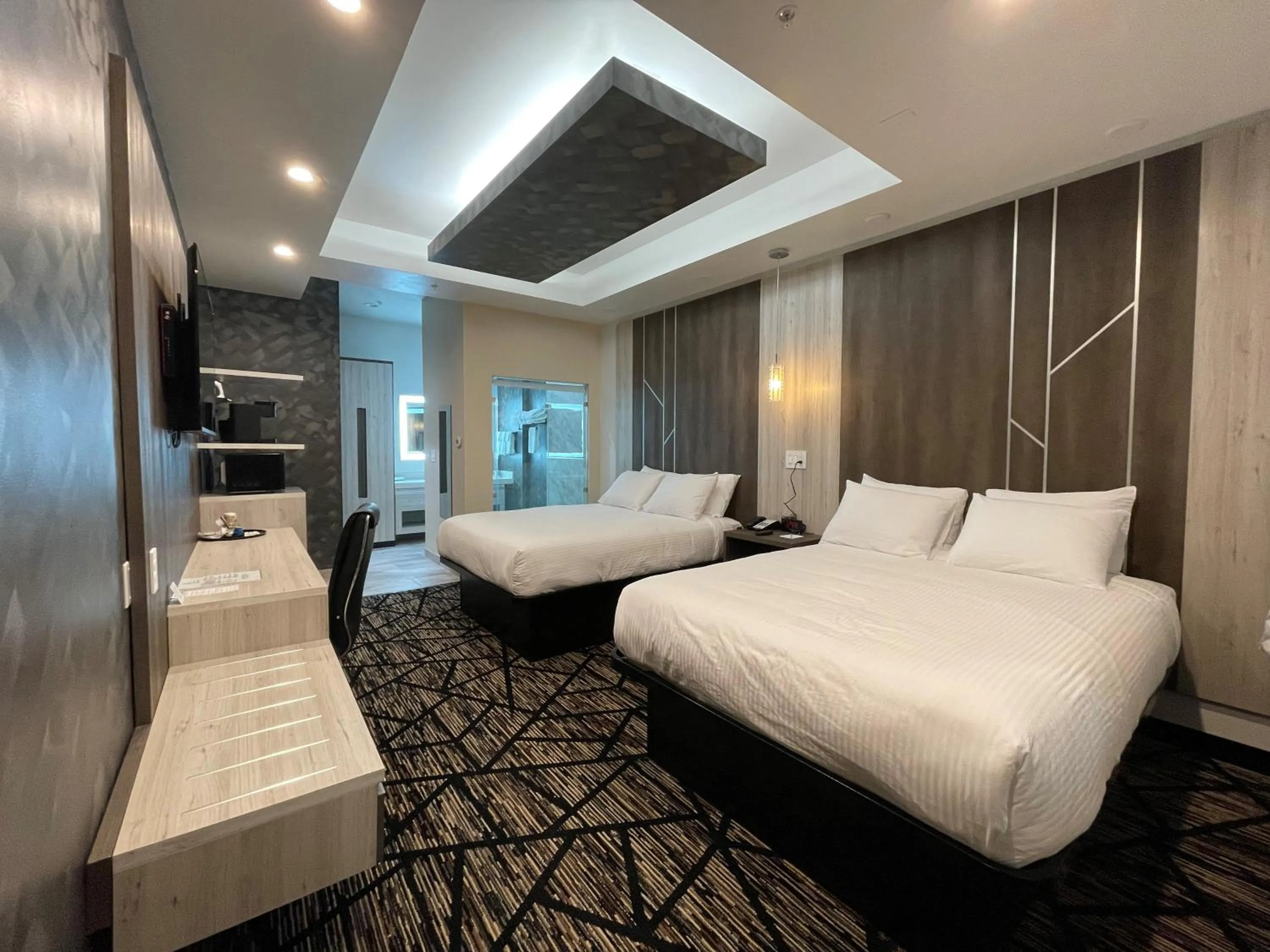 TV and multimedia, Bed in Comfeeni Inn and Suites