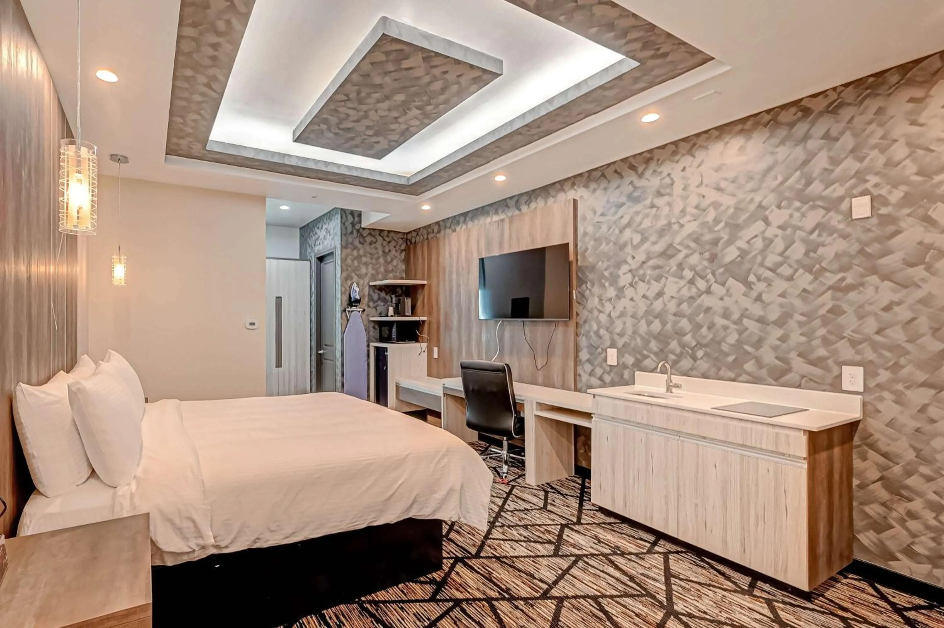 Bedroom, Bed in Comfeeni Inn and Suites