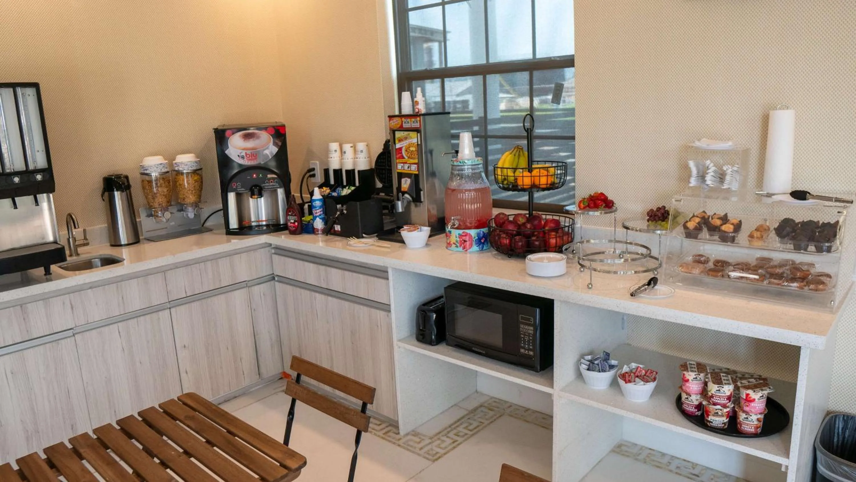 Breakfast in Comfeeni Inn and Suites