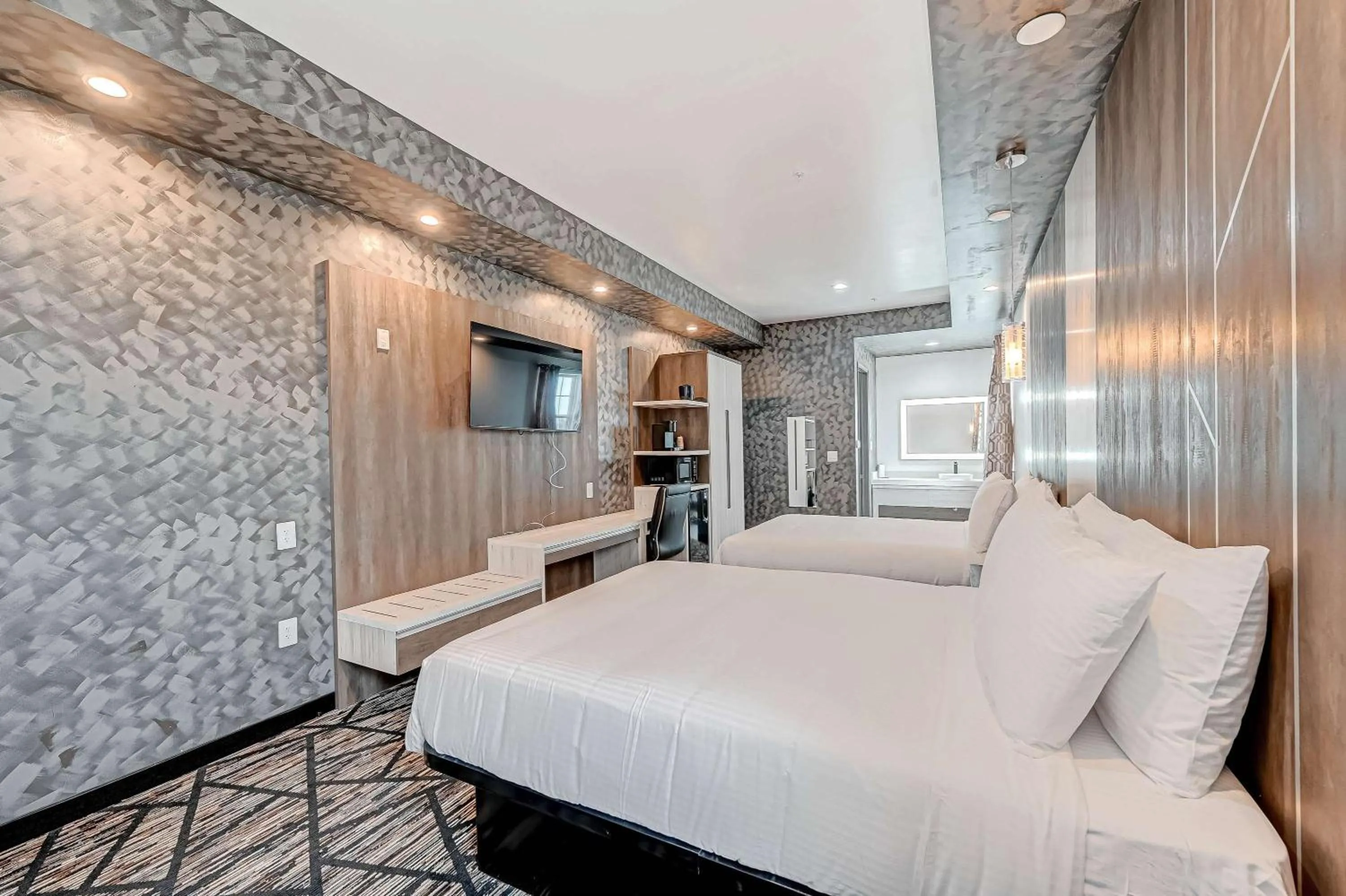 Bedroom, Bed in Comfeeni Inn and Suites