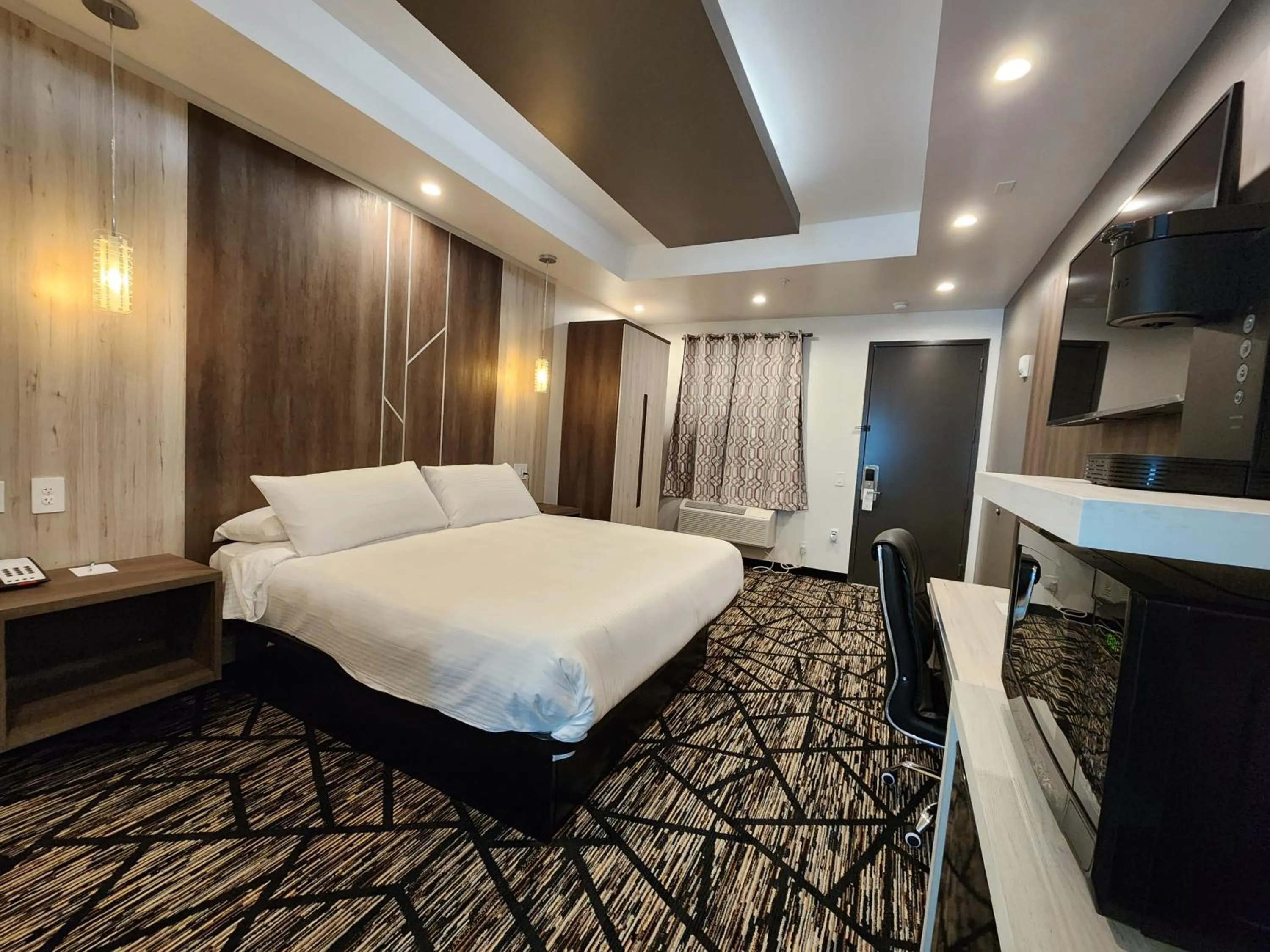 Bedroom, Bed in Comfeeni Inn and Suites