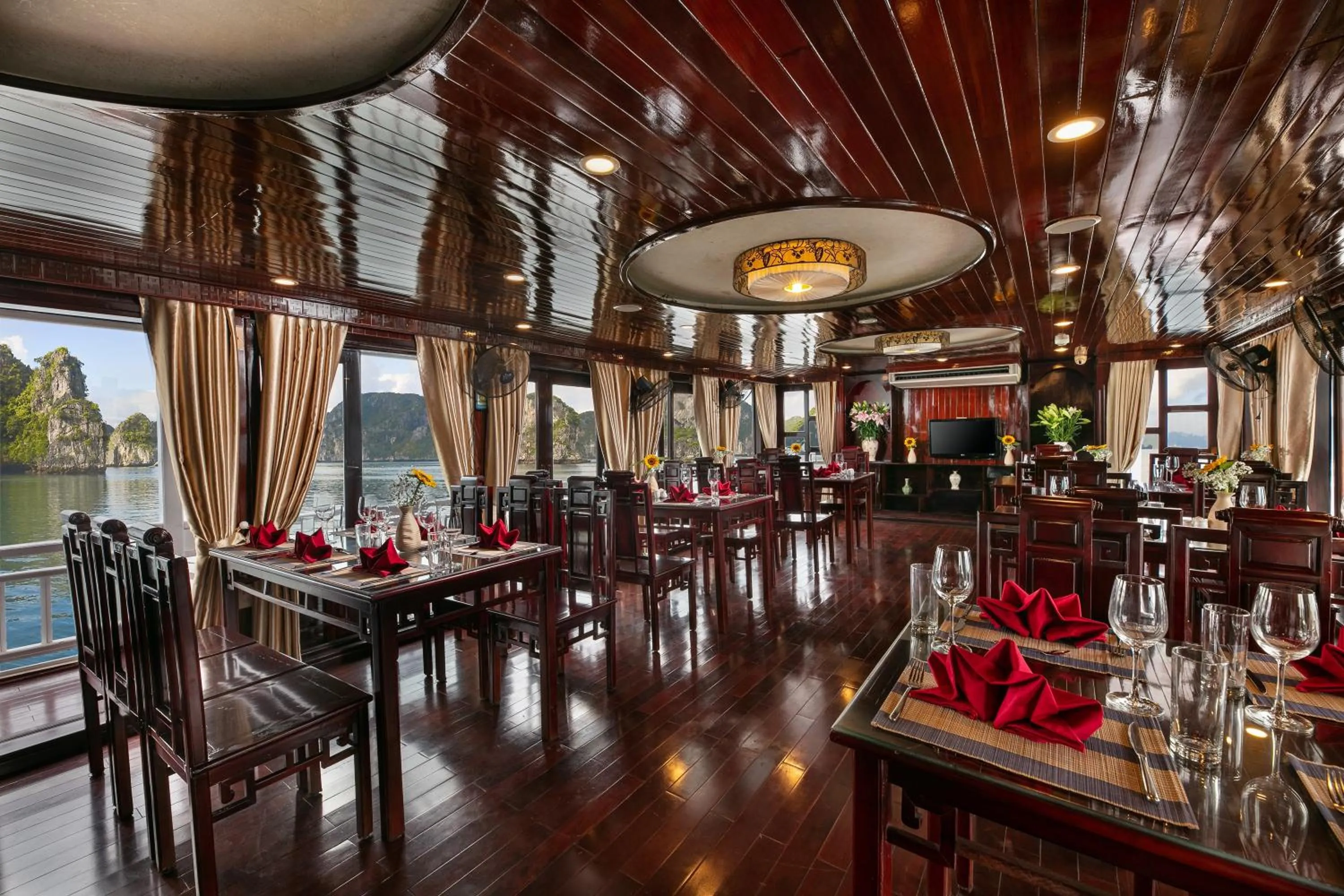 Restaurant/places to eat in La Regina Classic Cruise