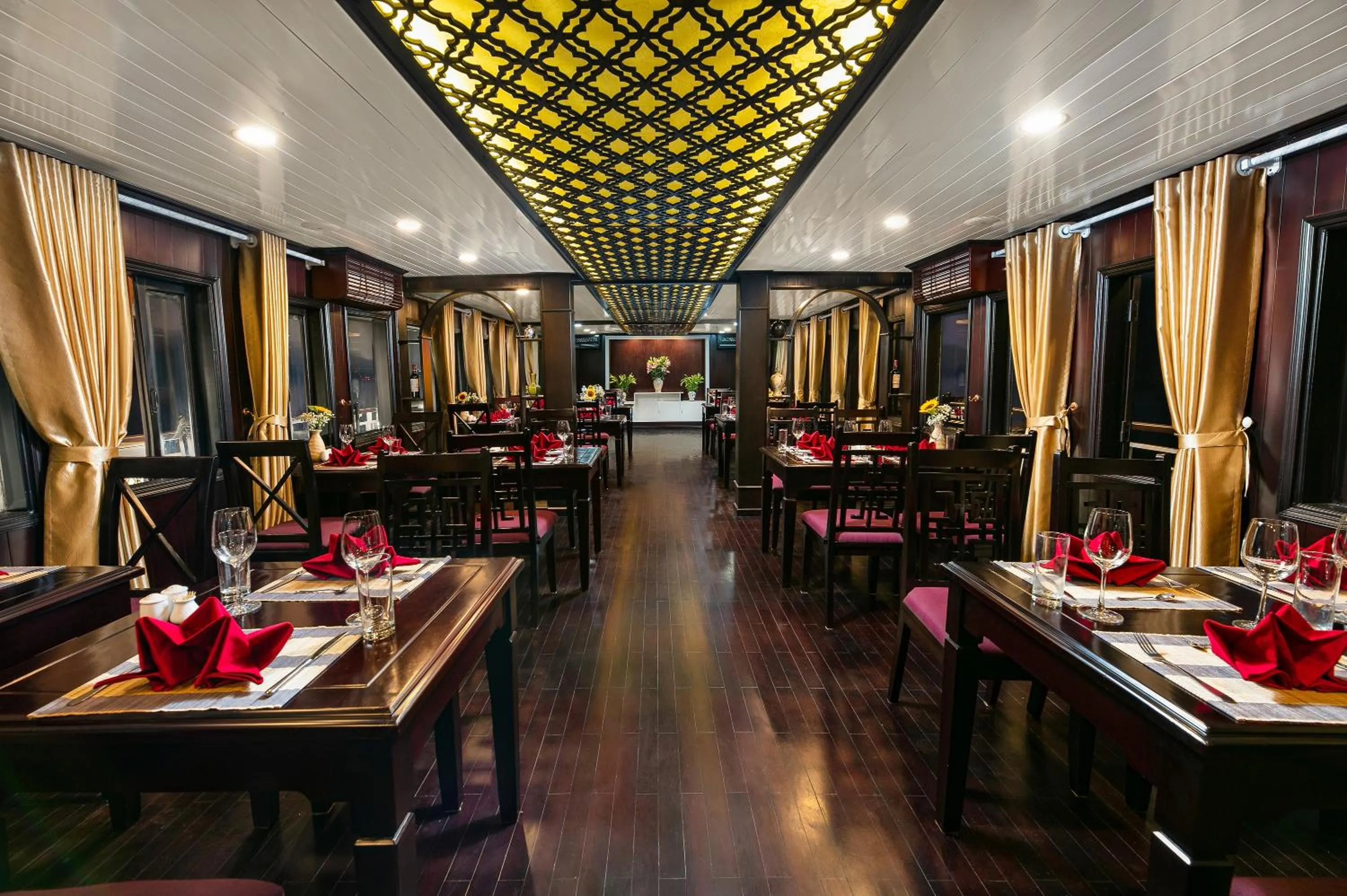 Restaurant/places to eat in La Regina Classic Cruise