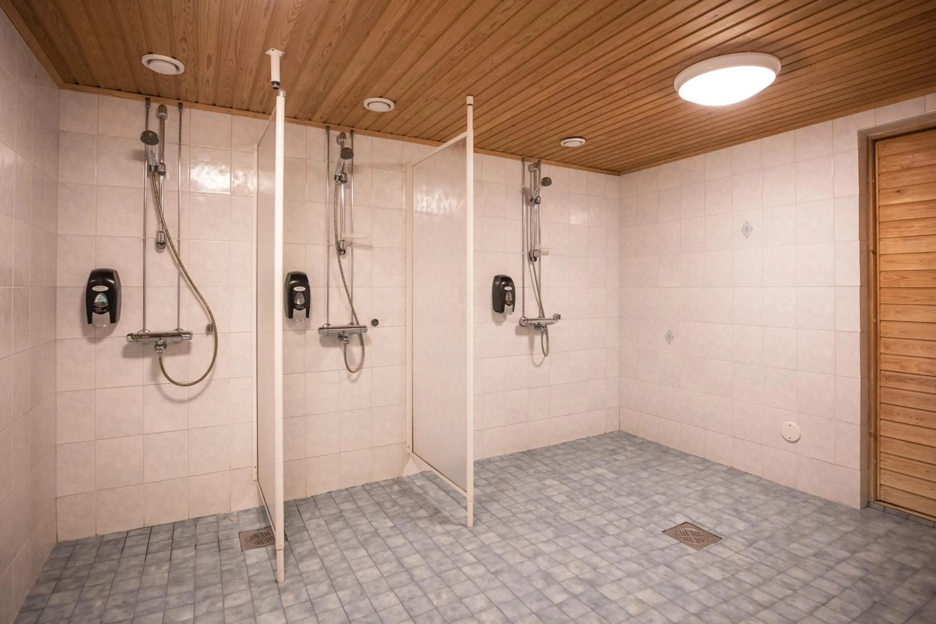 Shower in Hotel Karhu