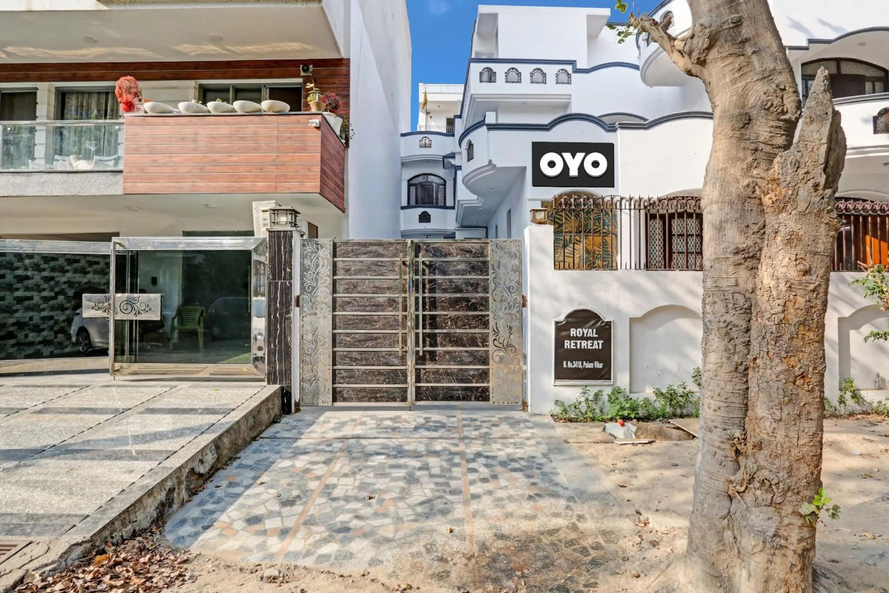 Facade/entrance in OYO Flagship 81046 Royal Retreat