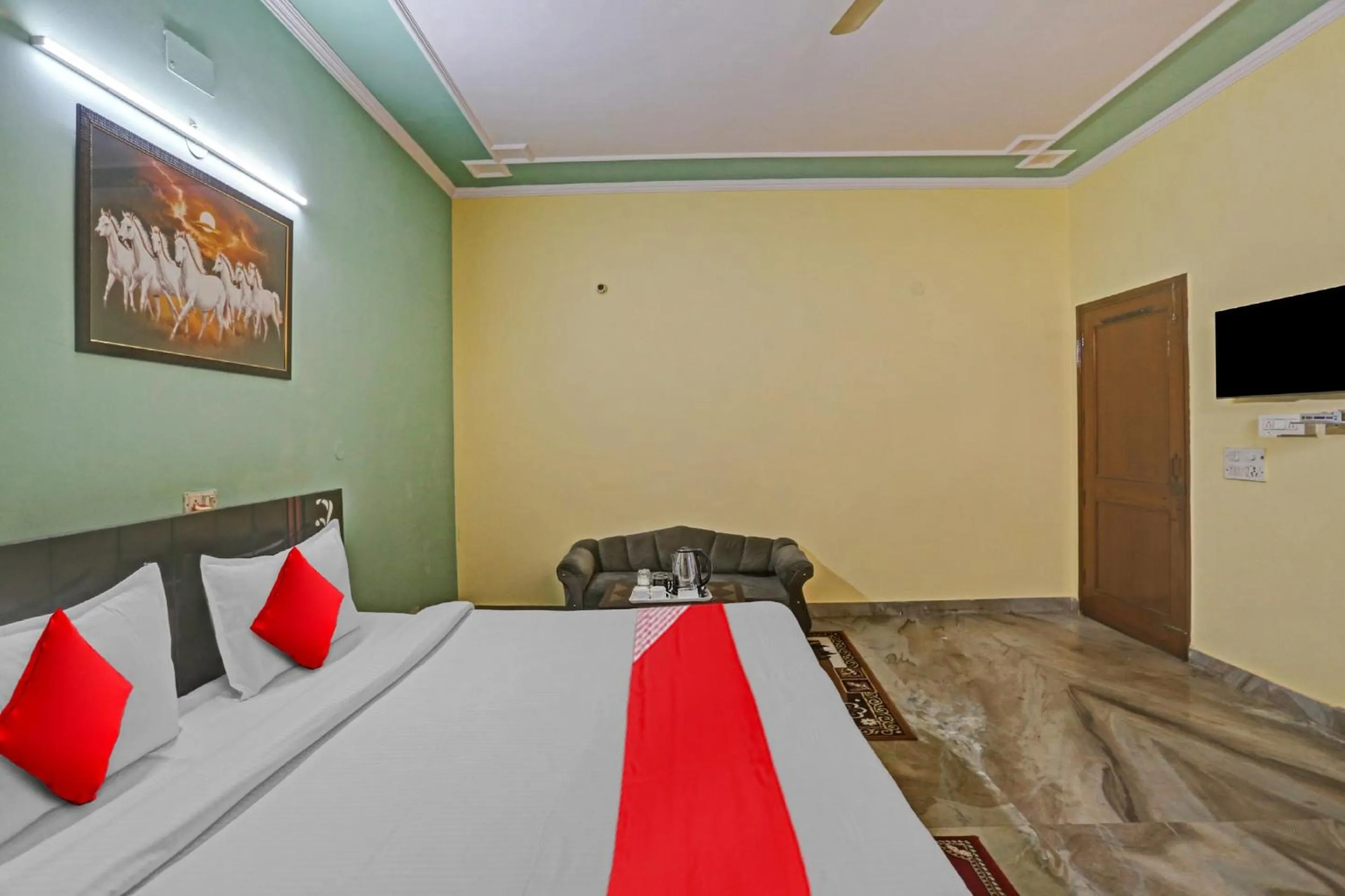 Bedroom in OYO Flagship 81046 Royal Retreat