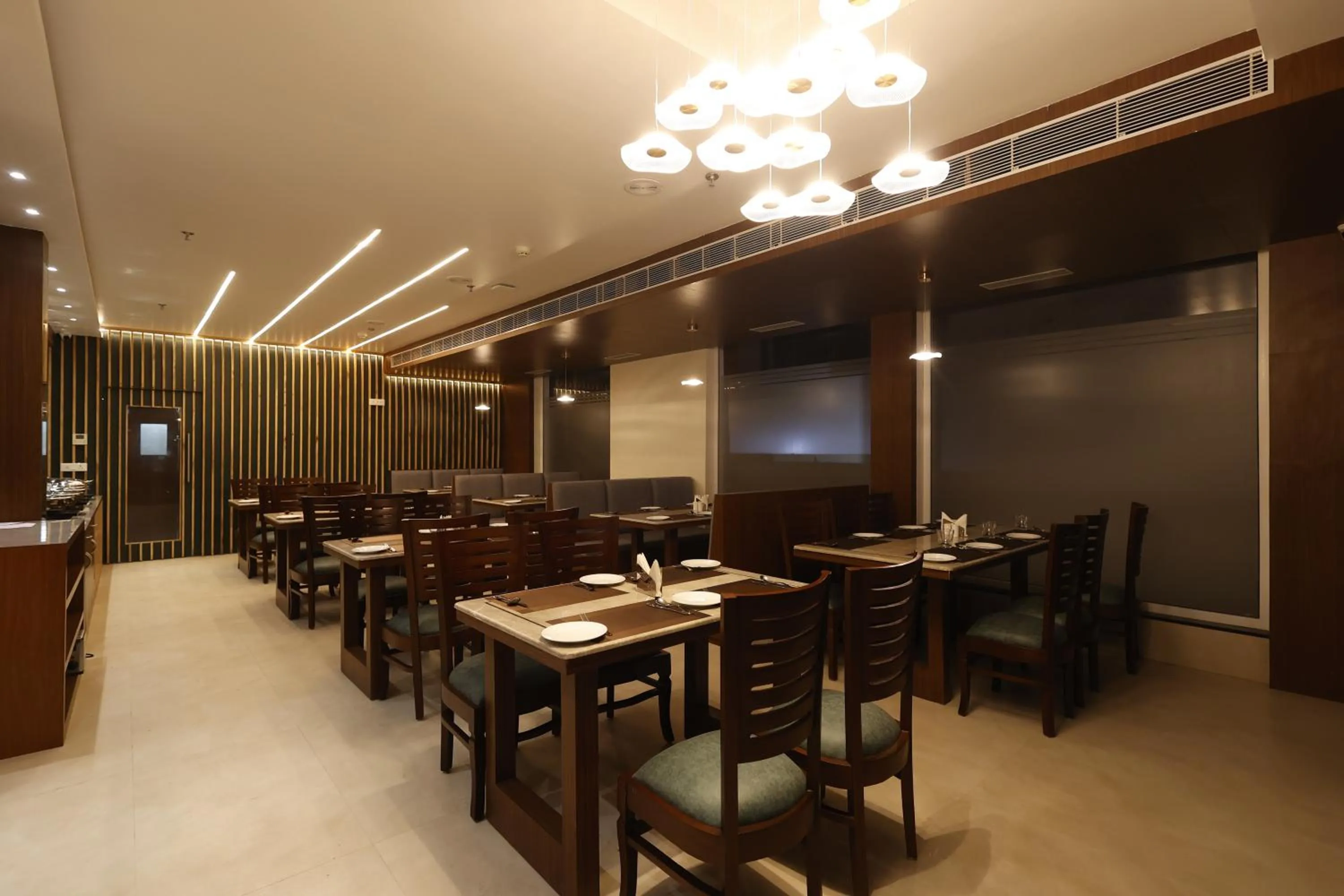 Restaurant/places to eat in Pride Biznotel Canopus, Digha