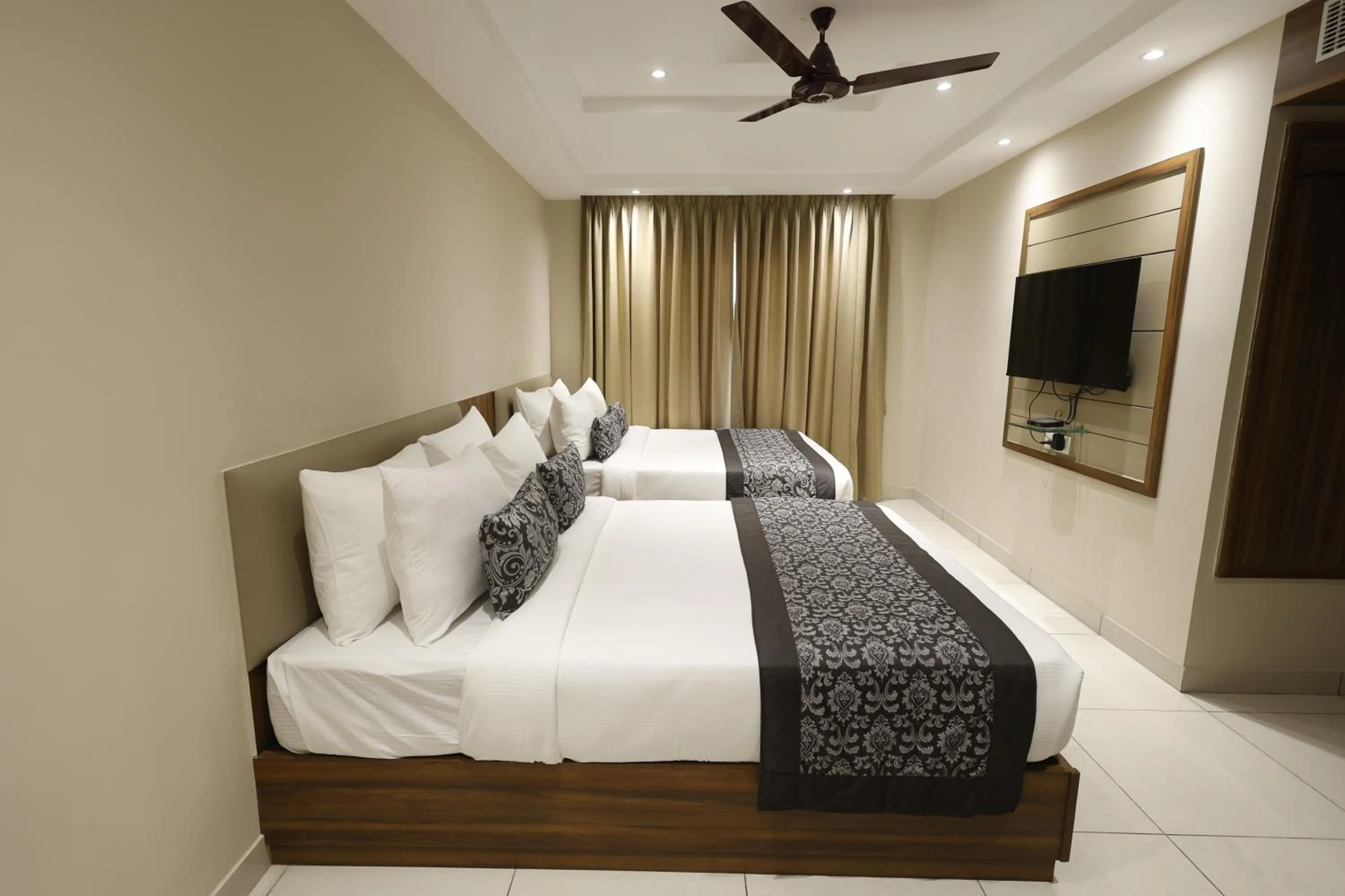 Bedroom, Bed in Pride Biznotel Canopus, Digha