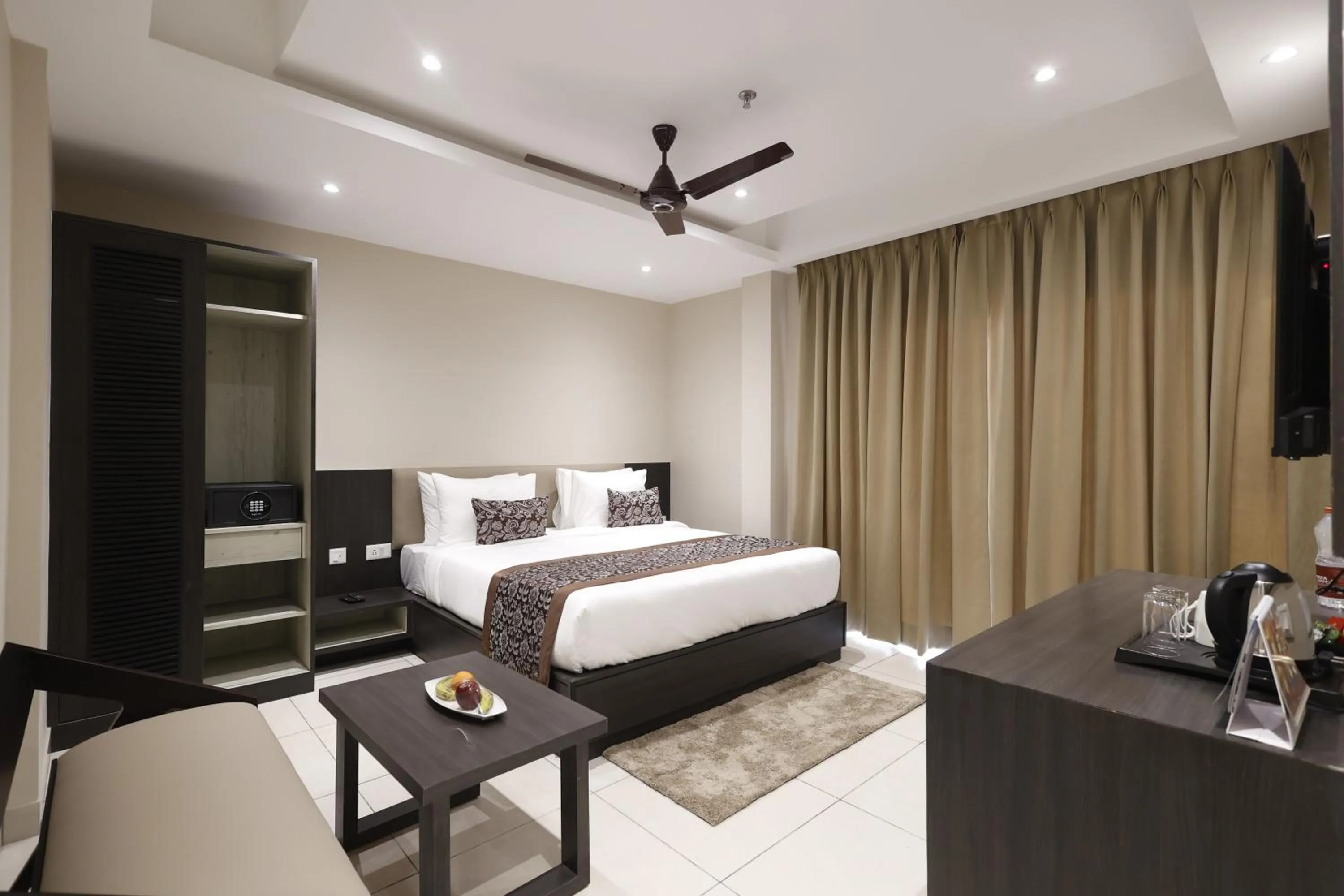 Bedroom, Bed in Pride Biznotel Canopus, Digha