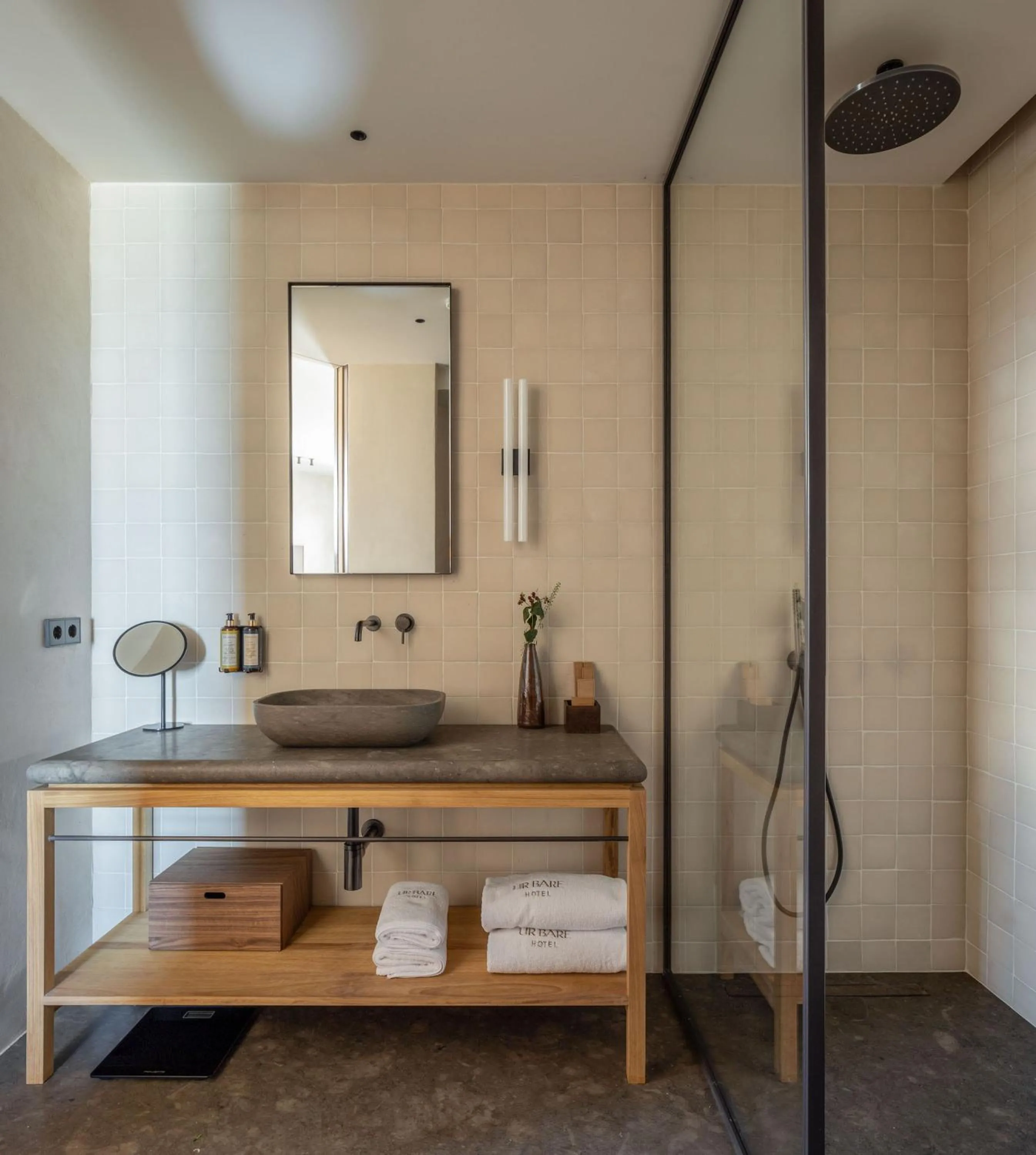 Shower in Hotel Ur Bare