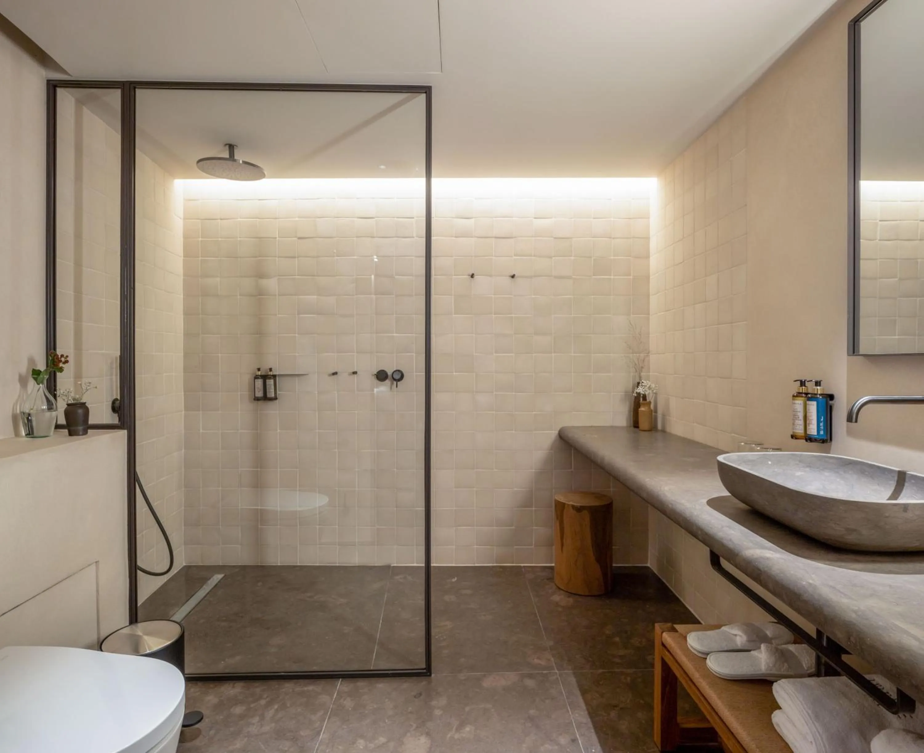 Shower in Hotel Ur Bare