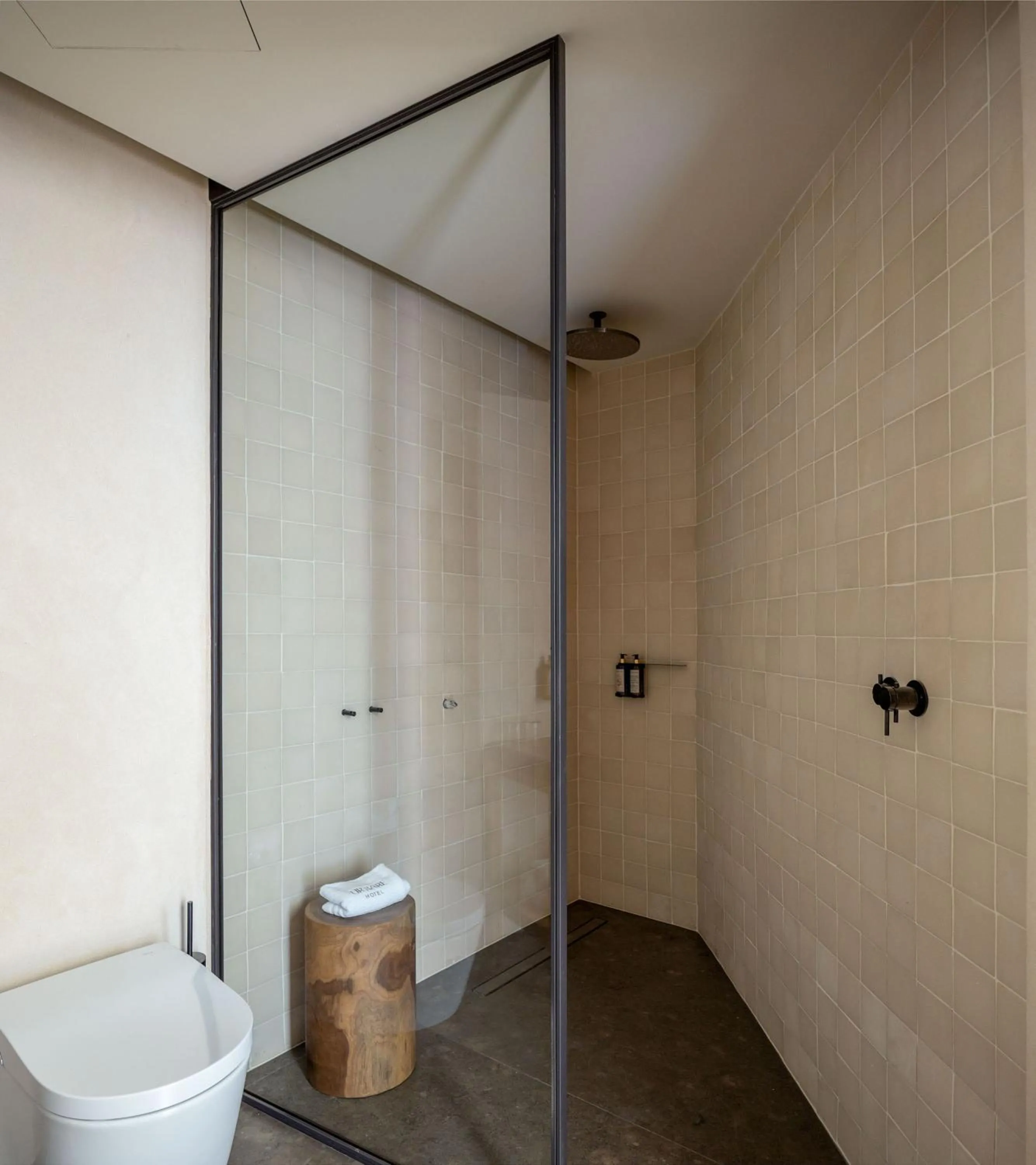 Shower in Hotel Ur Bare