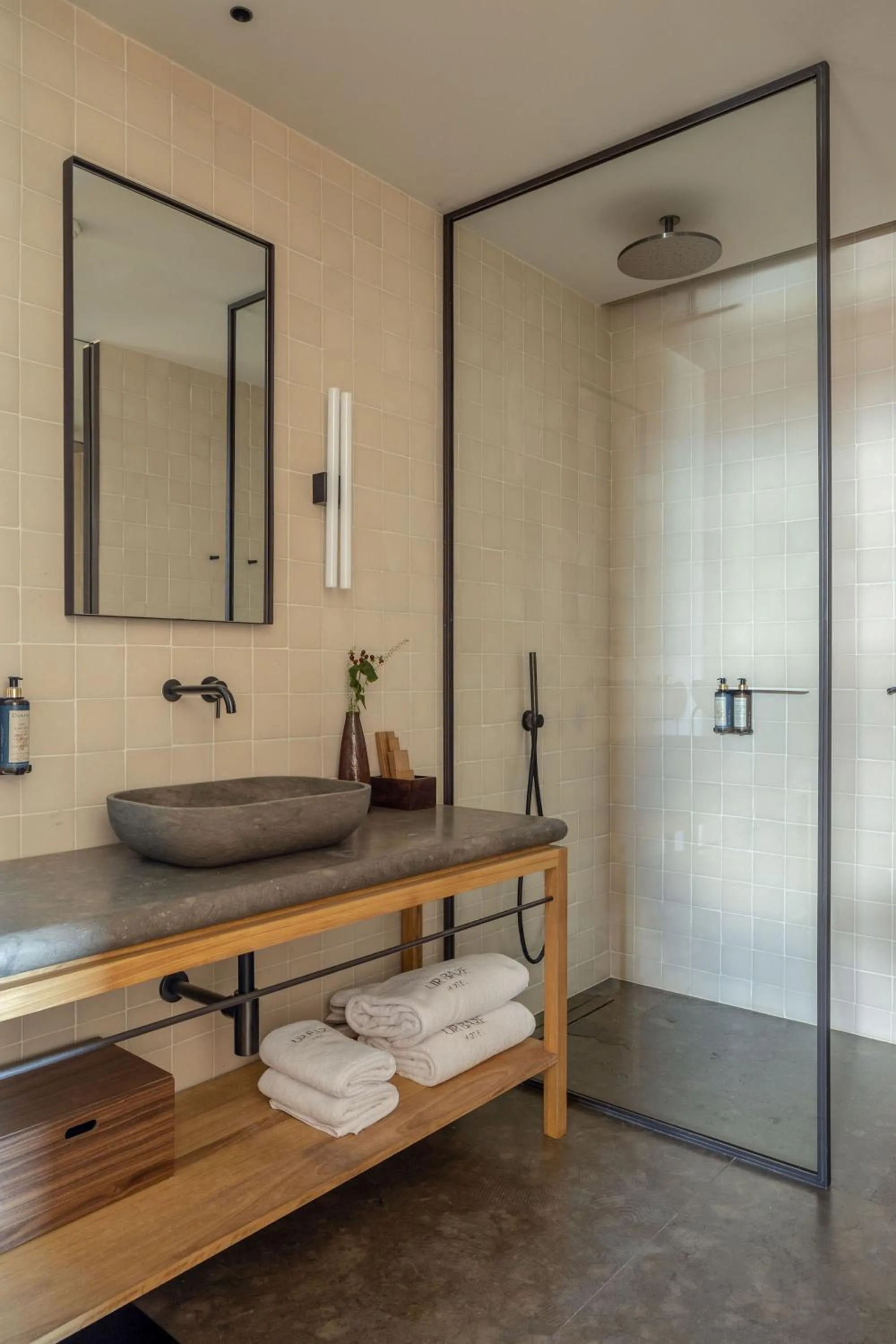 Shower in Hotel Ur Bare