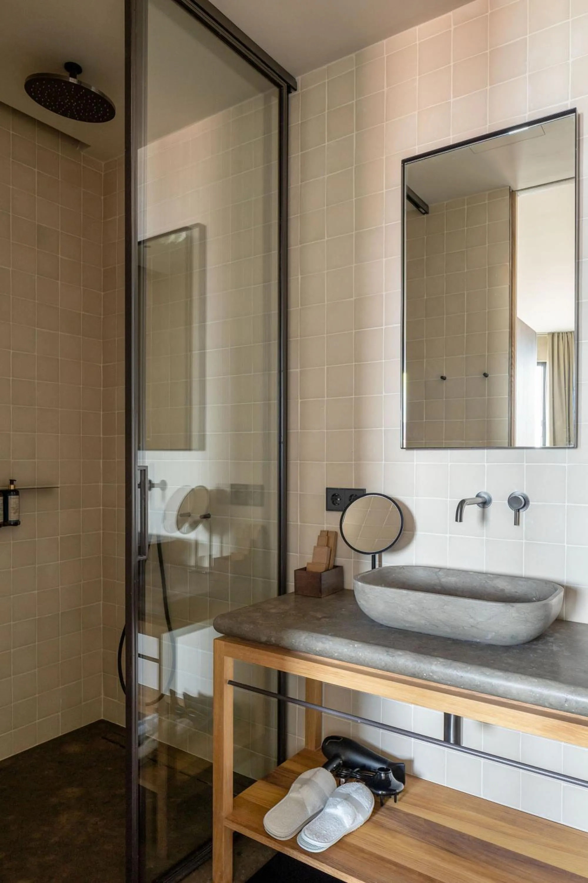 Shower in Hotel Ur Bare