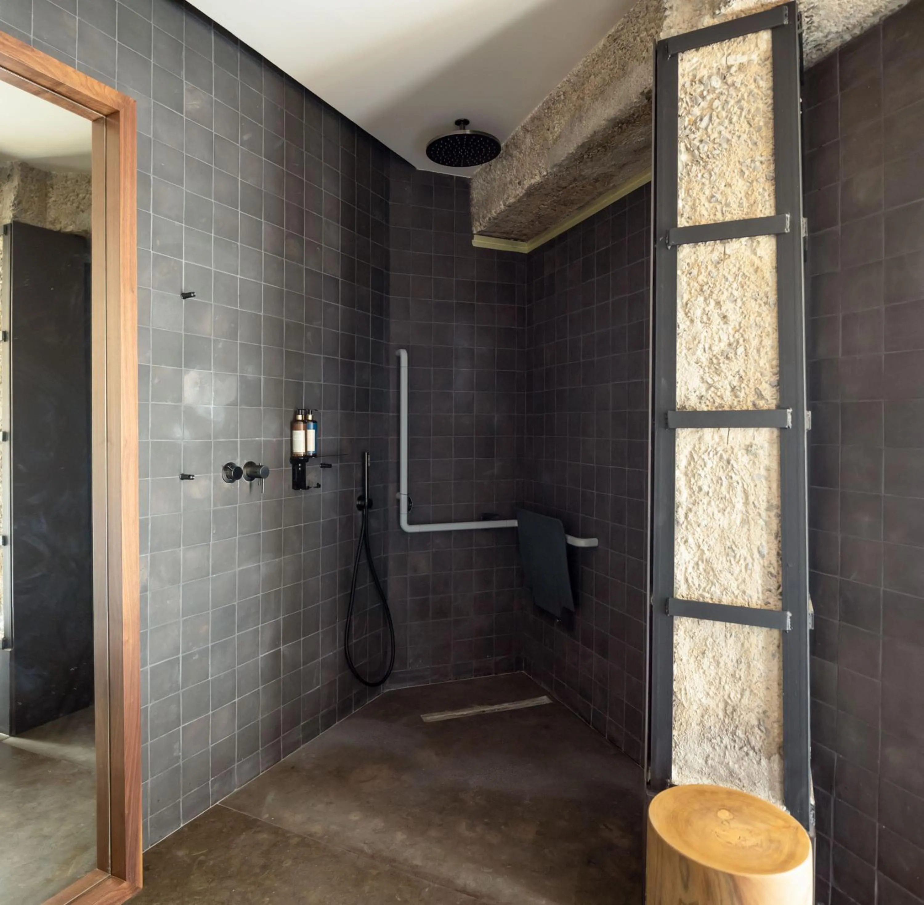 Shower in Hotel Ur Bare