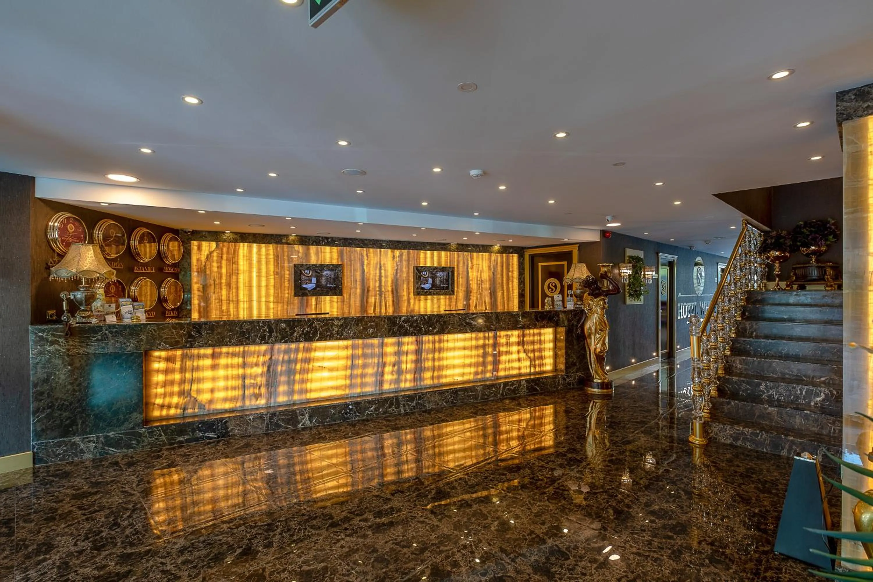 Lobby or reception in HOTEL S WHITE