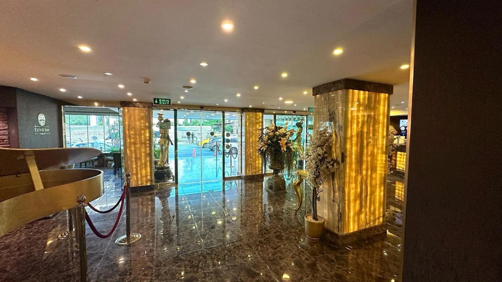 Lobby or reception in HOTEL S WHITE