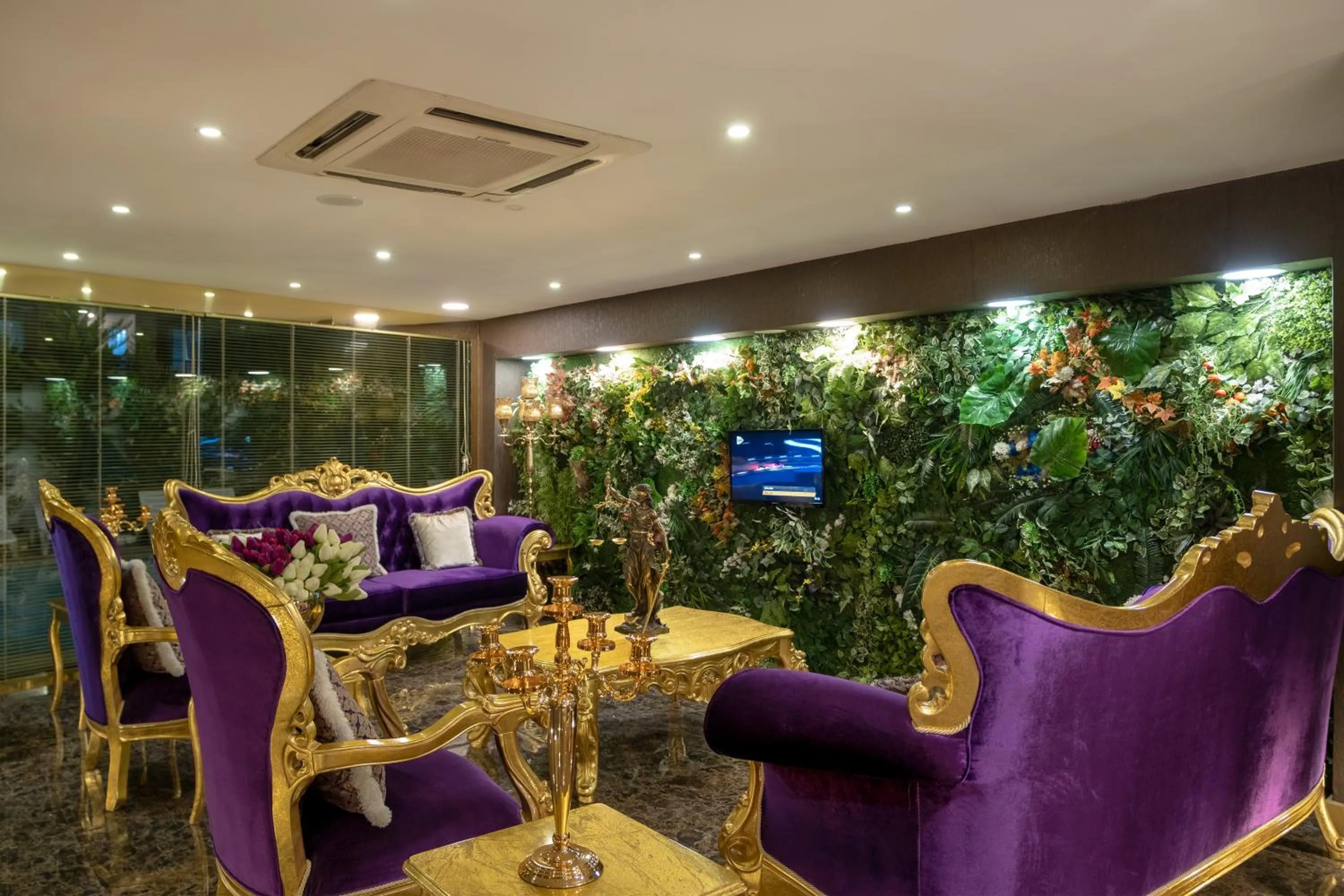 Communal lounge/ TV room in HOTEL S WHITE