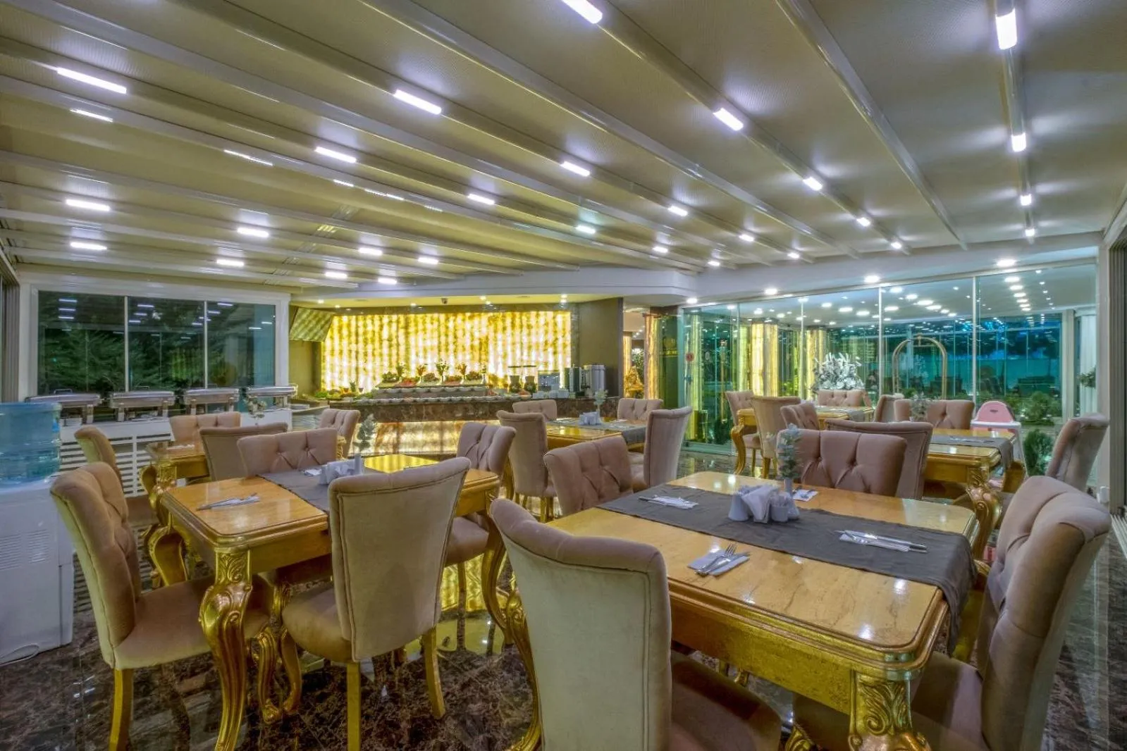 Restaurant/places to eat in HOTEL S WHITE