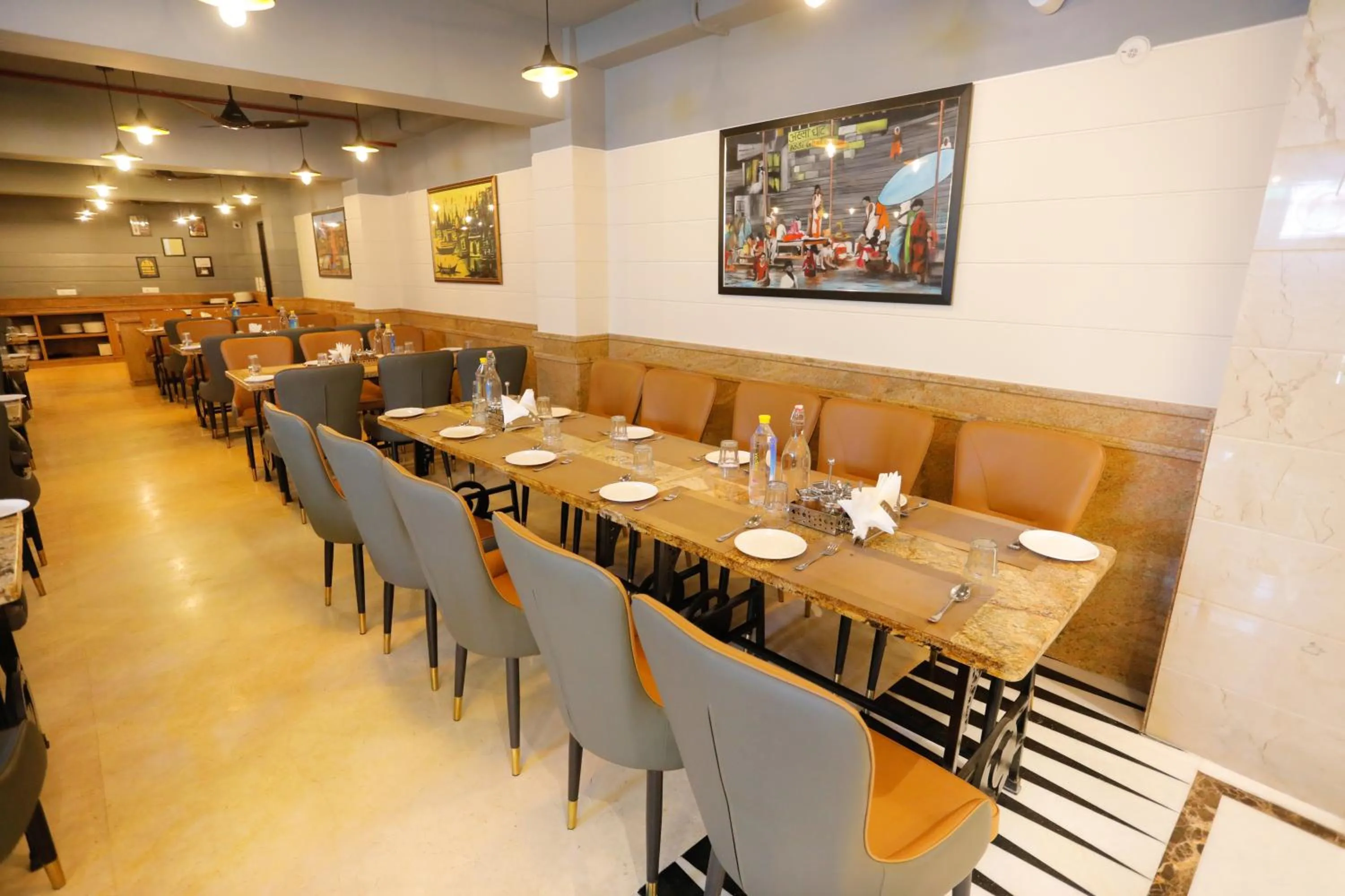 Restaurant/places to eat in Hotel Dolphin Grand