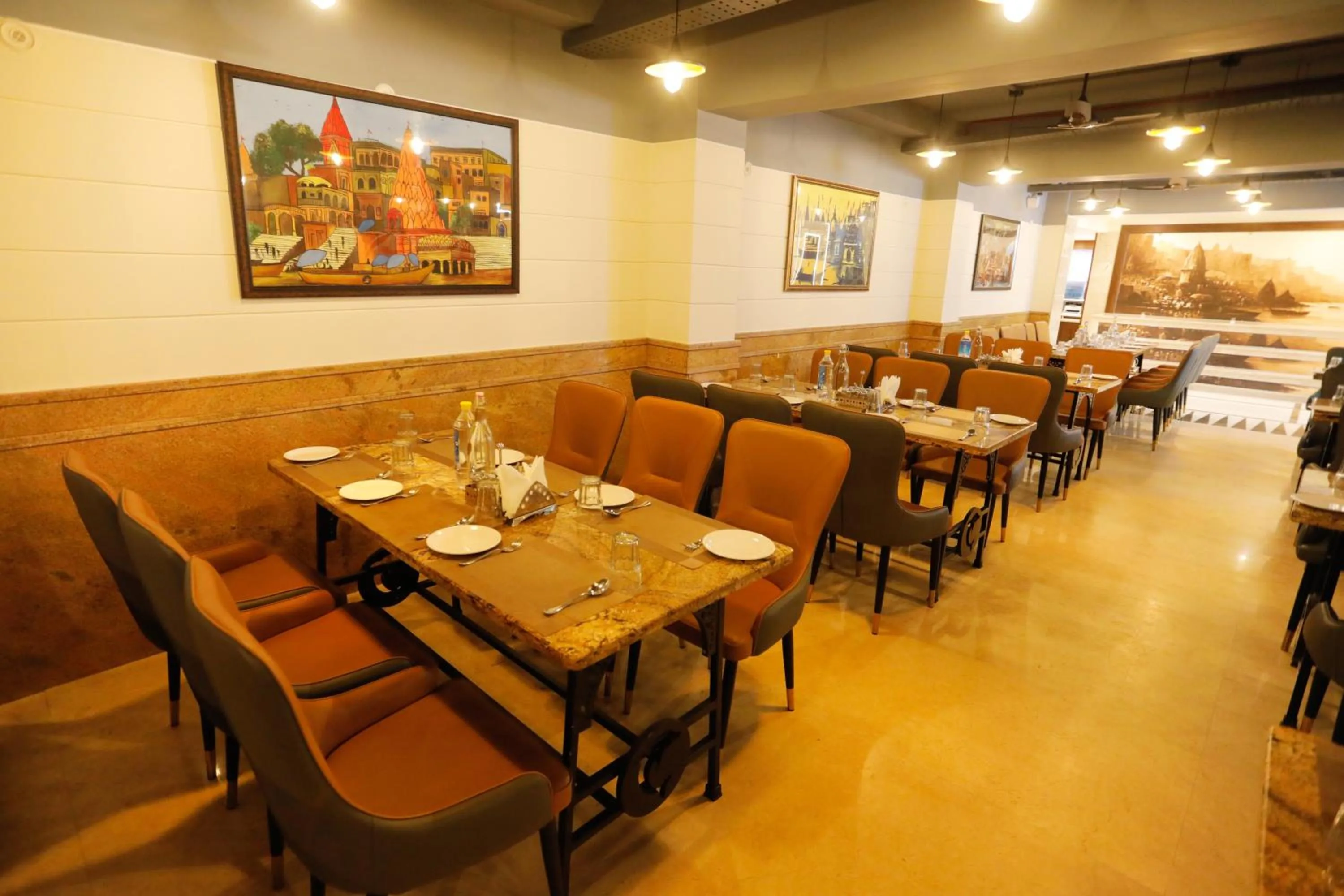 Restaurant/places to eat in Hotel Dolphin Grand