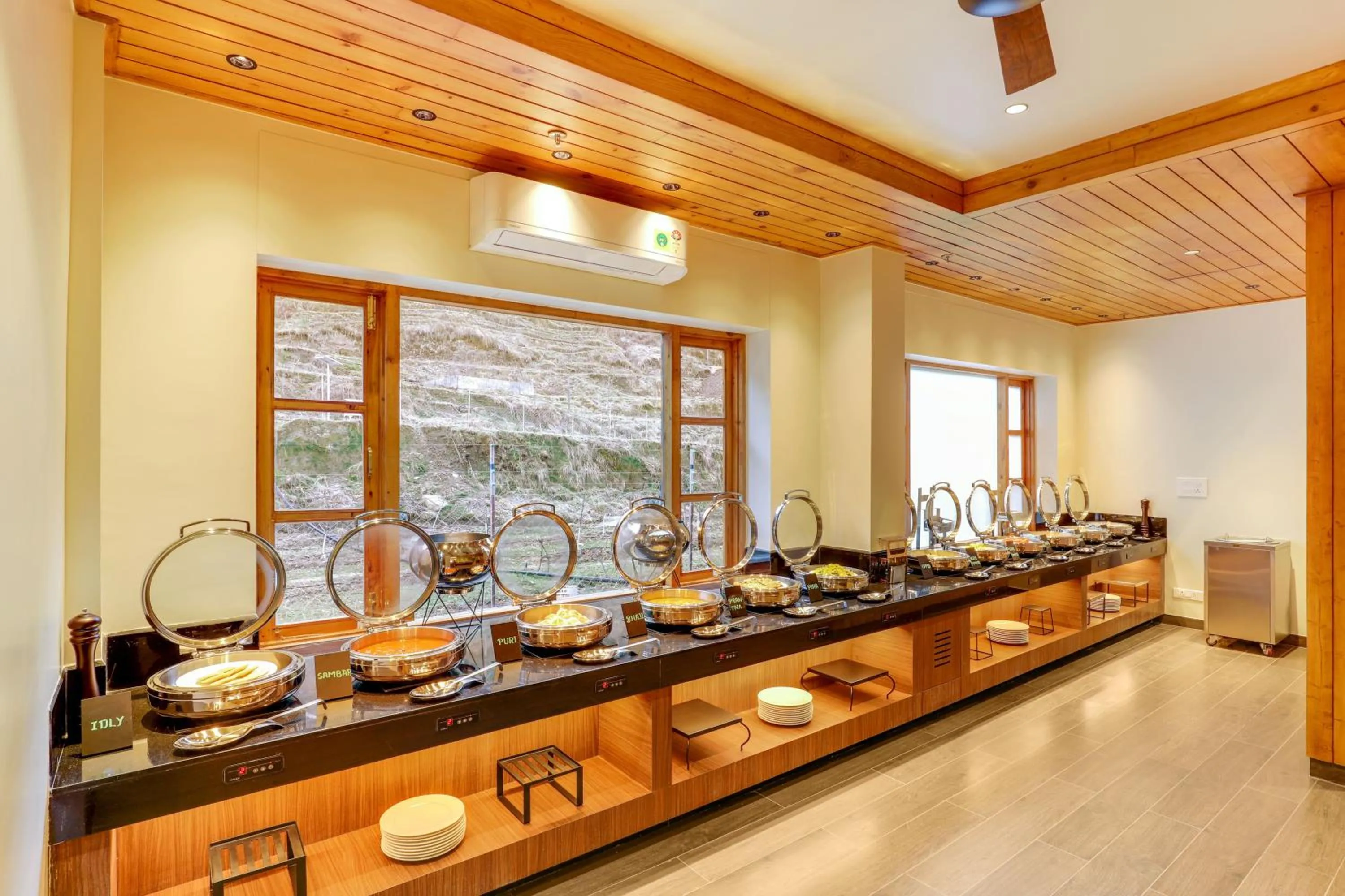 Restaurant/places to eat in Club Mahindra Janjehli