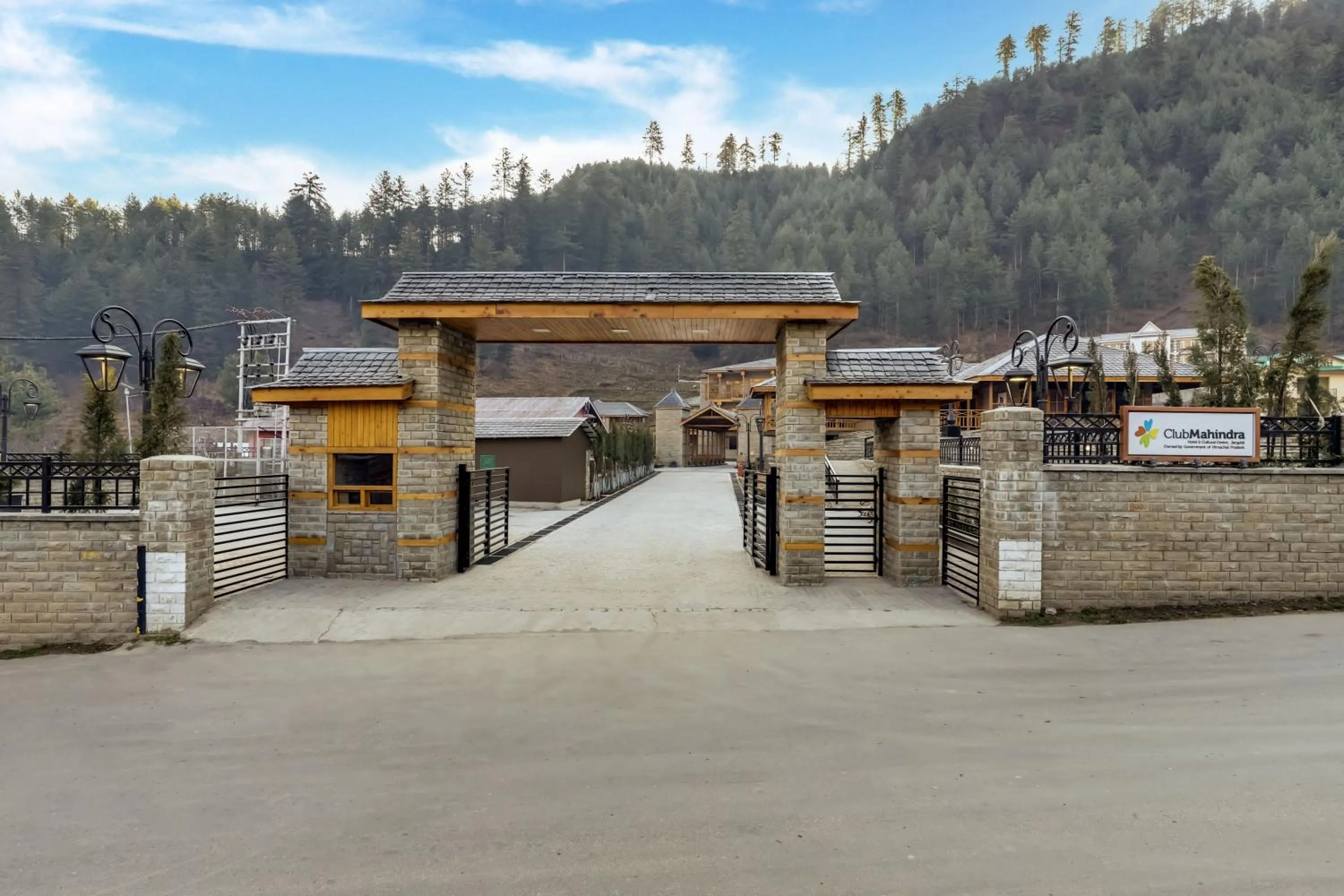 Facade/entrance in Club Mahindra Janjehli