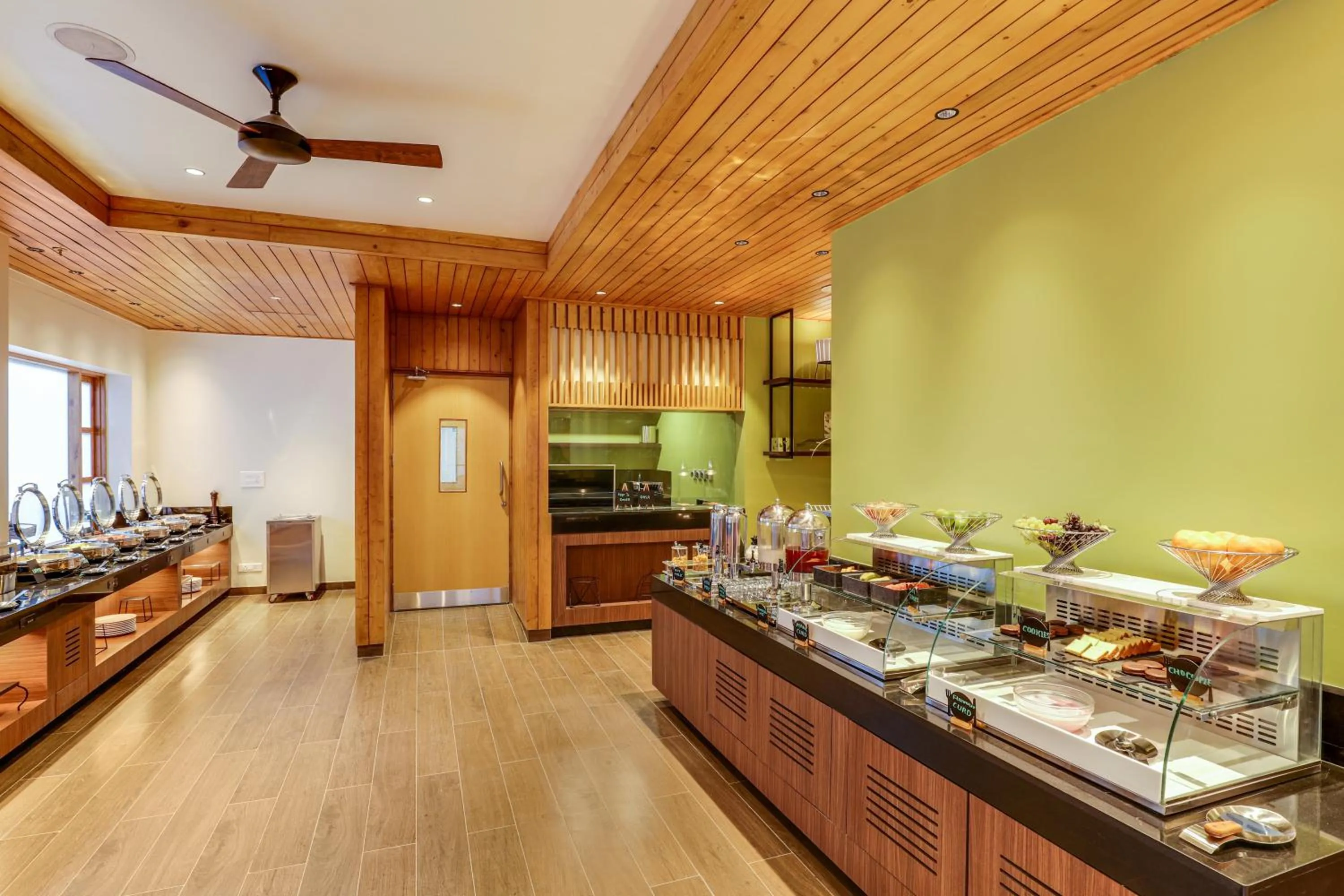 Restaurant/places to eat in Club Mahindra Janjehli