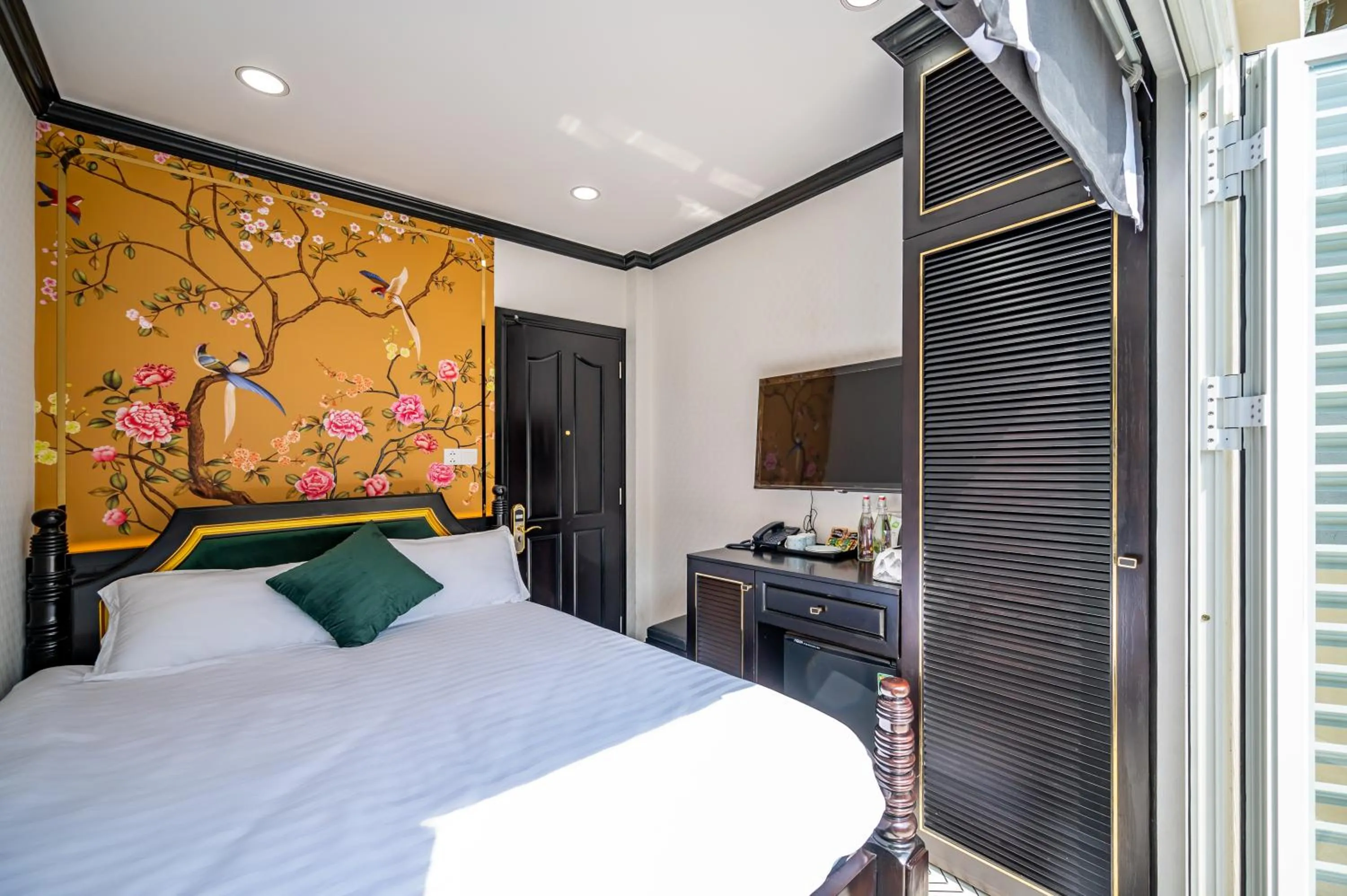 Bed in White Lotus Boutique Hotel, Ho Chi Minh