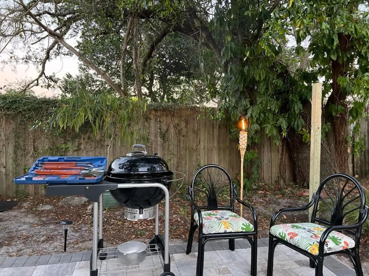 BBQ facilities in Tropical Casita in Tampa near airport and Raymond James stadium
