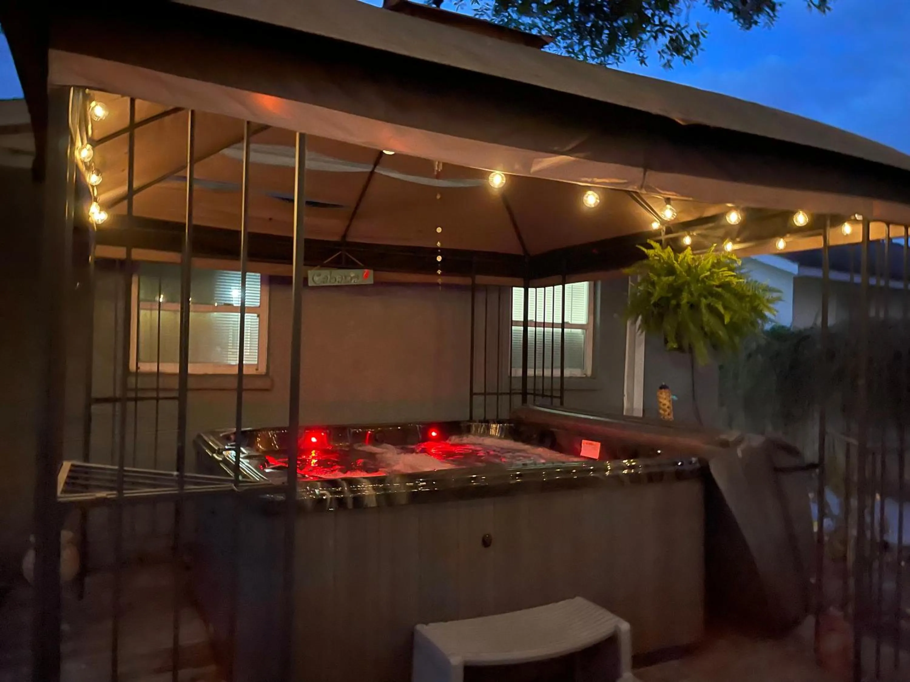 Hot Tub in Tropical Casita in Tampa near airport and Raymond James stadium