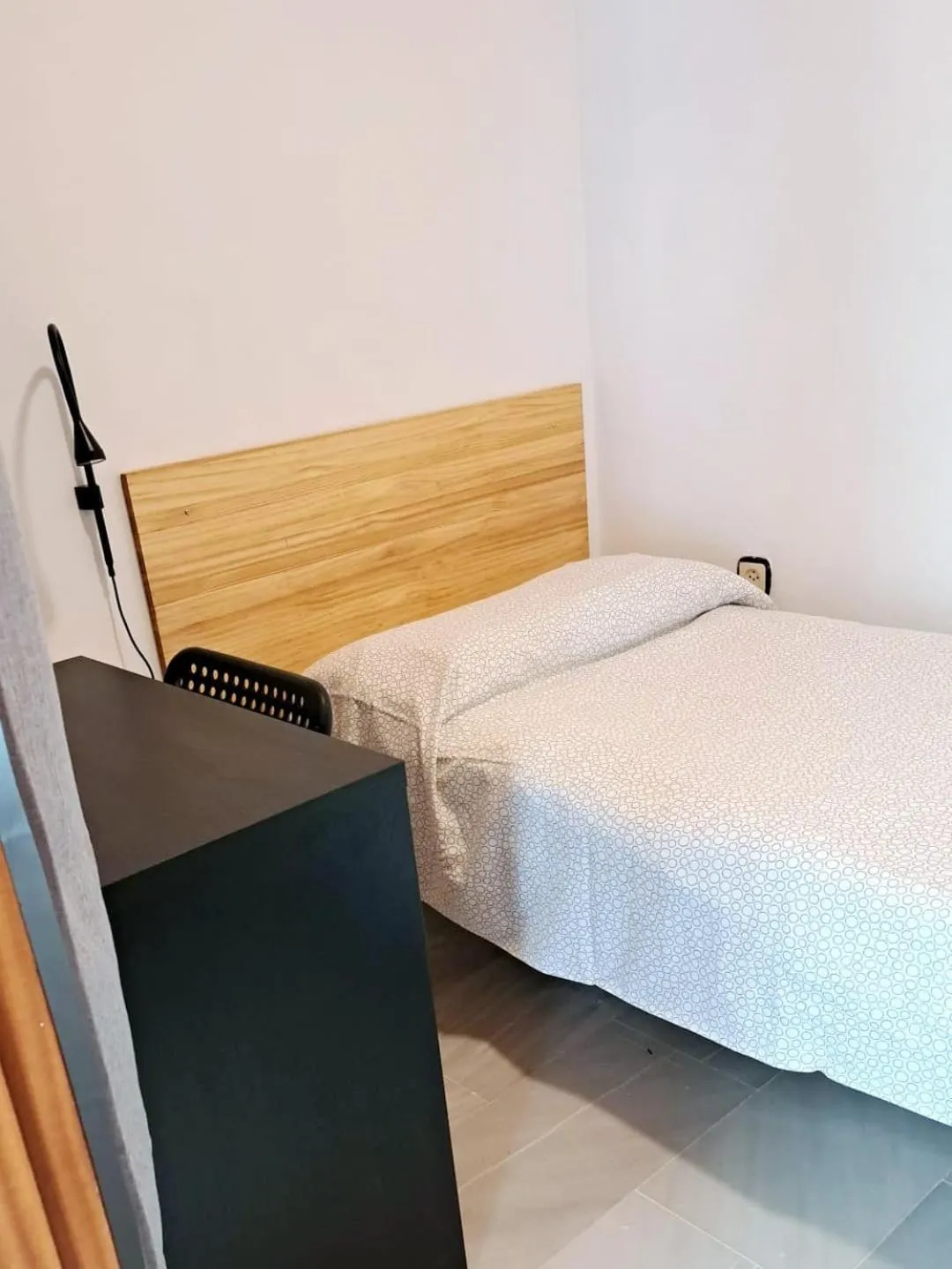 Photo of the whole room, Bed in Arc House Plaza