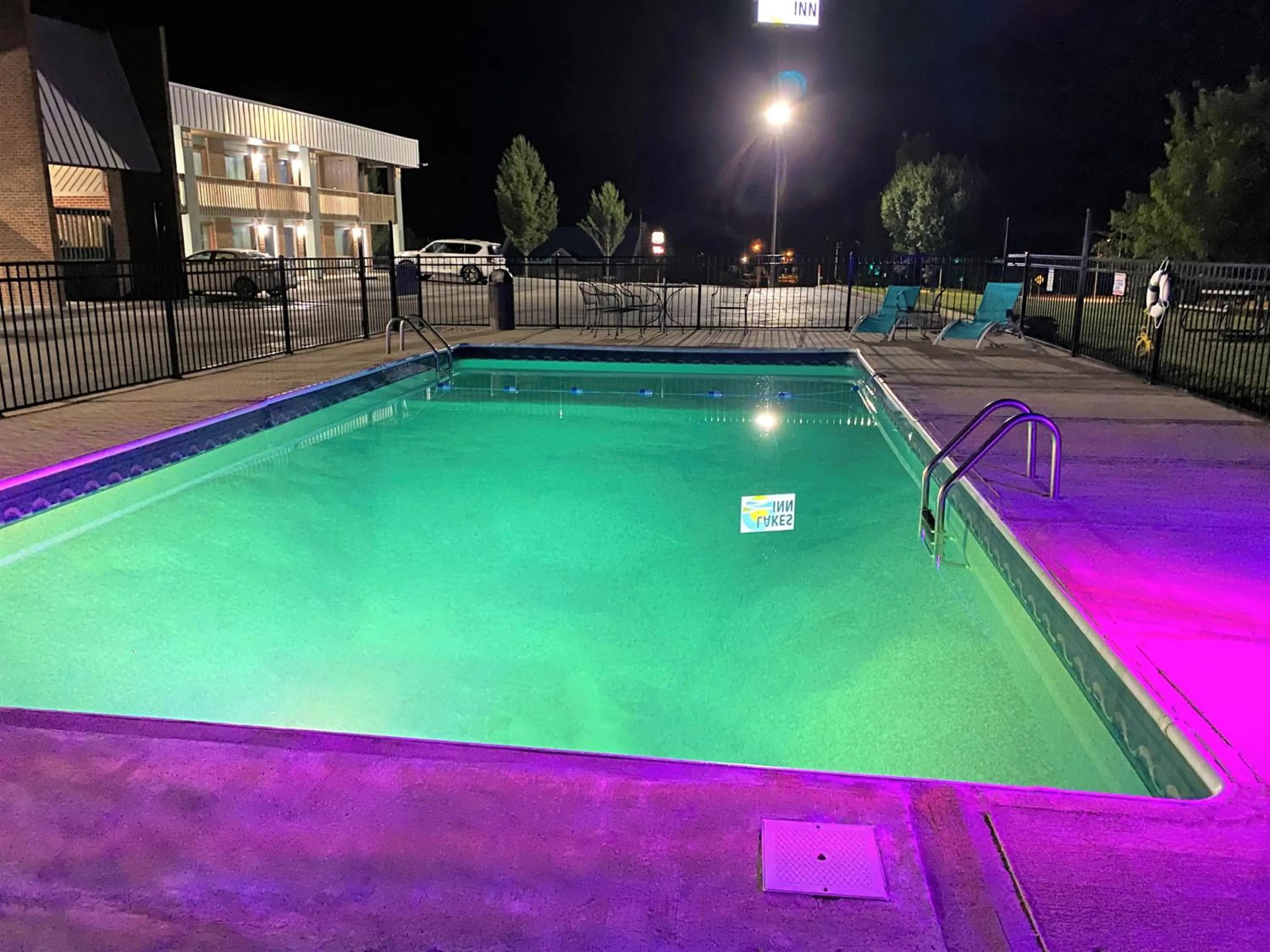 Swimming pool in Lakes Inn