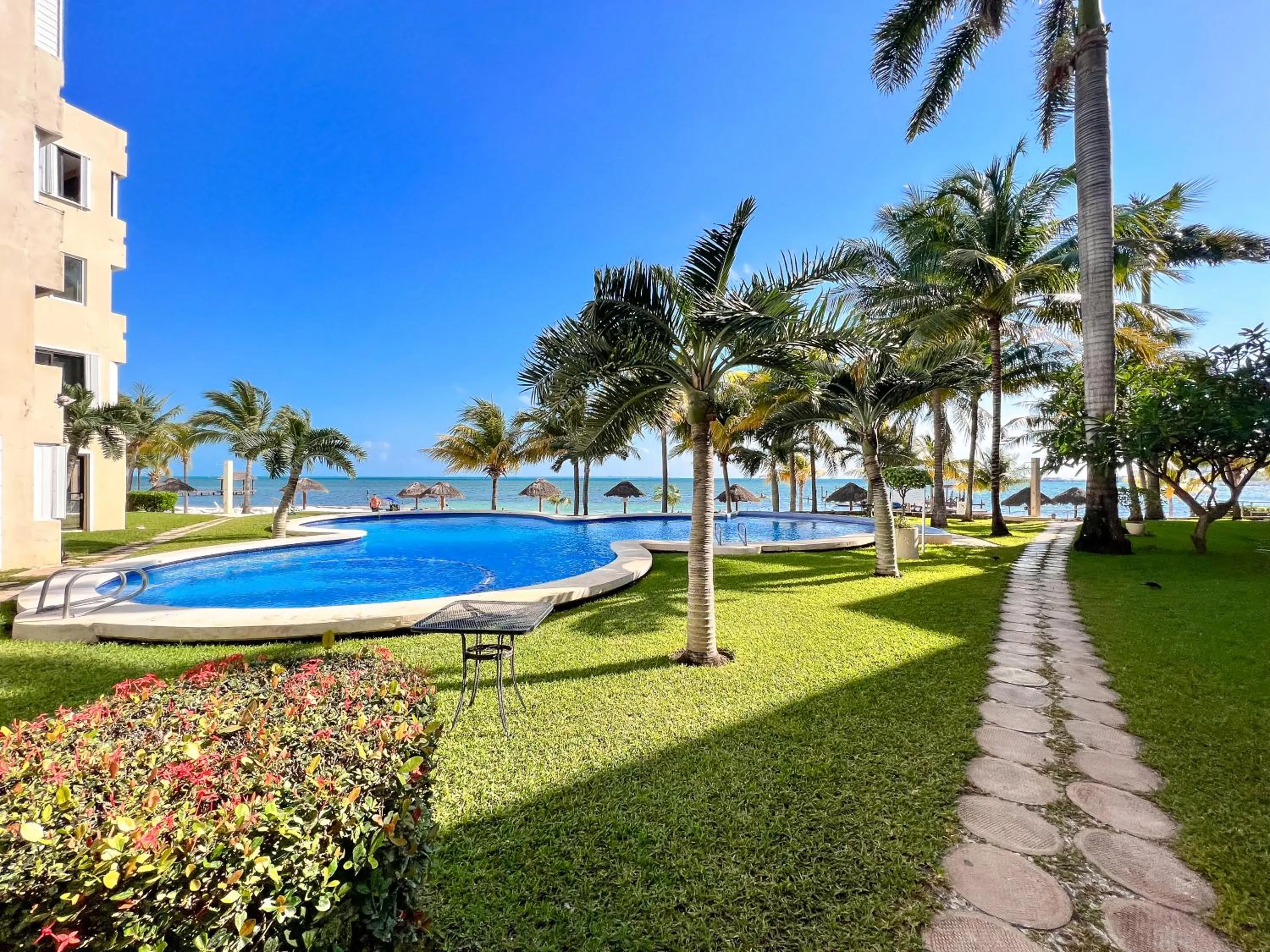 Day in Bello Mar de Cancun, Beautiful 2Br 2Ba Condo overlooking beach spectacular view!