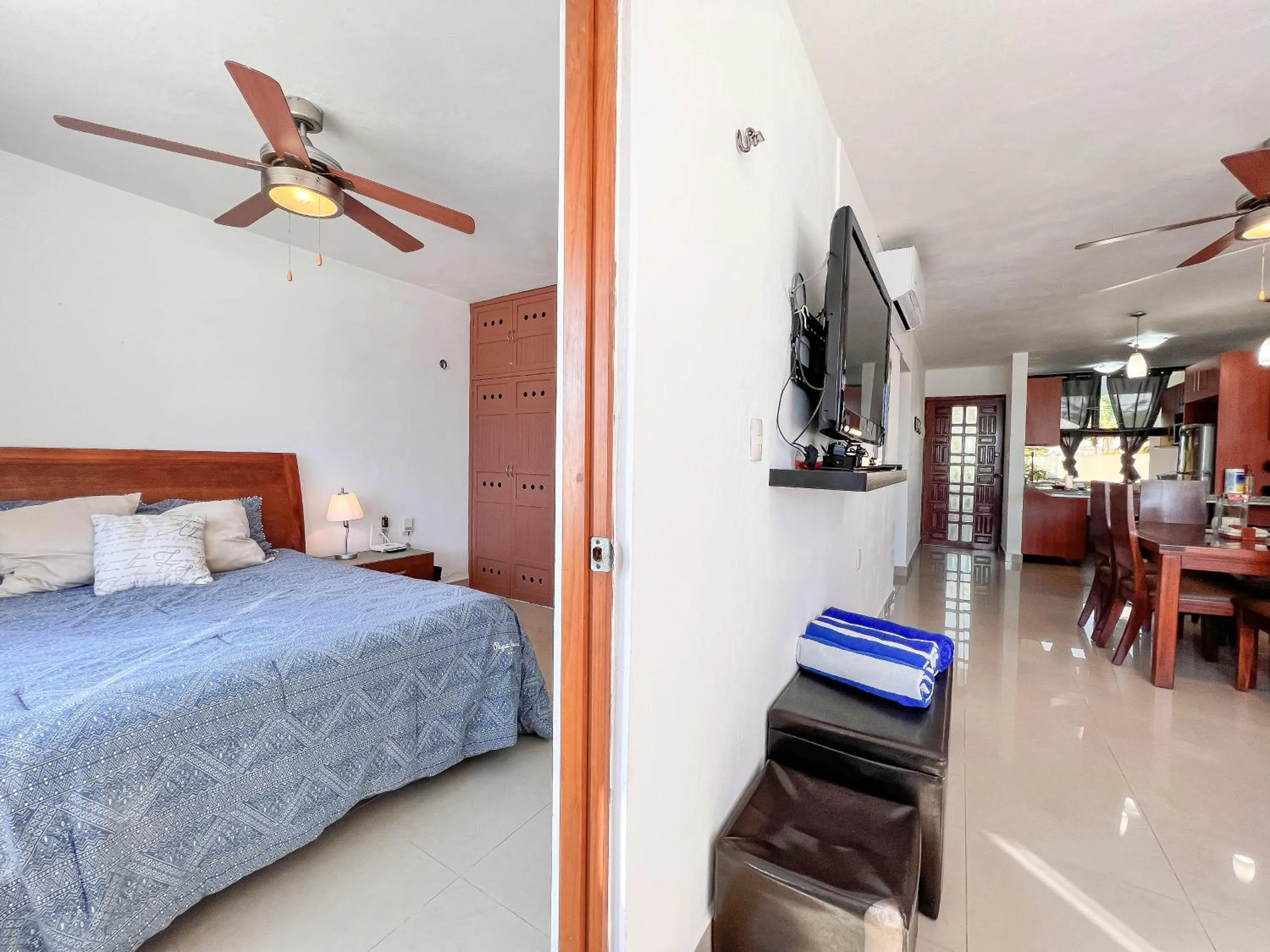 Communal lounge/ TV room, Bed in Bello Mar de Cancun, Beautiful 2Br 2Ba Condo overlooking beach spectacular view!
