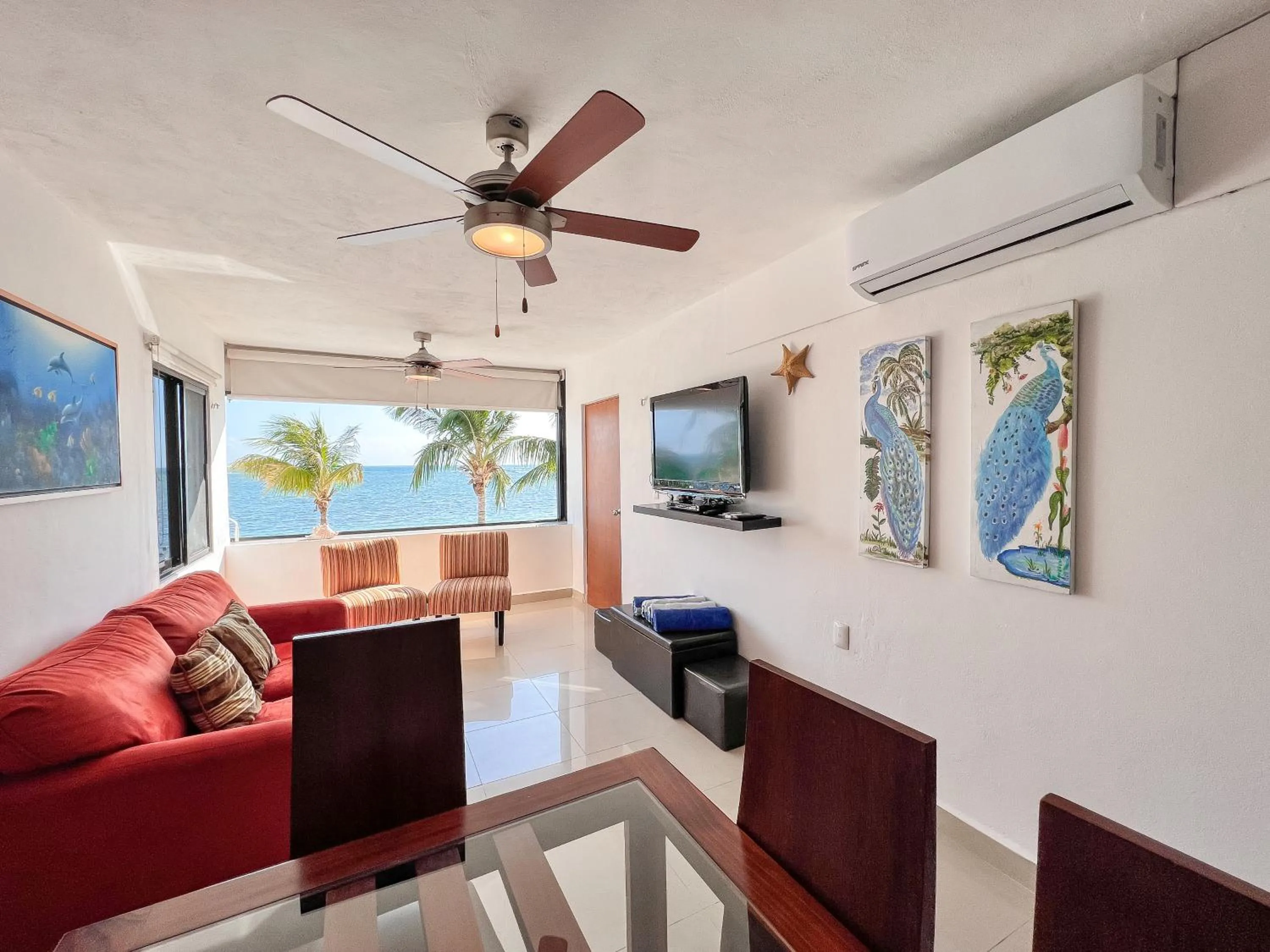 Communal lounge/ TV room in Bello Mar de Cancun, Beautiful 2Br 2Ba Condo overlooking beach spectacular view!