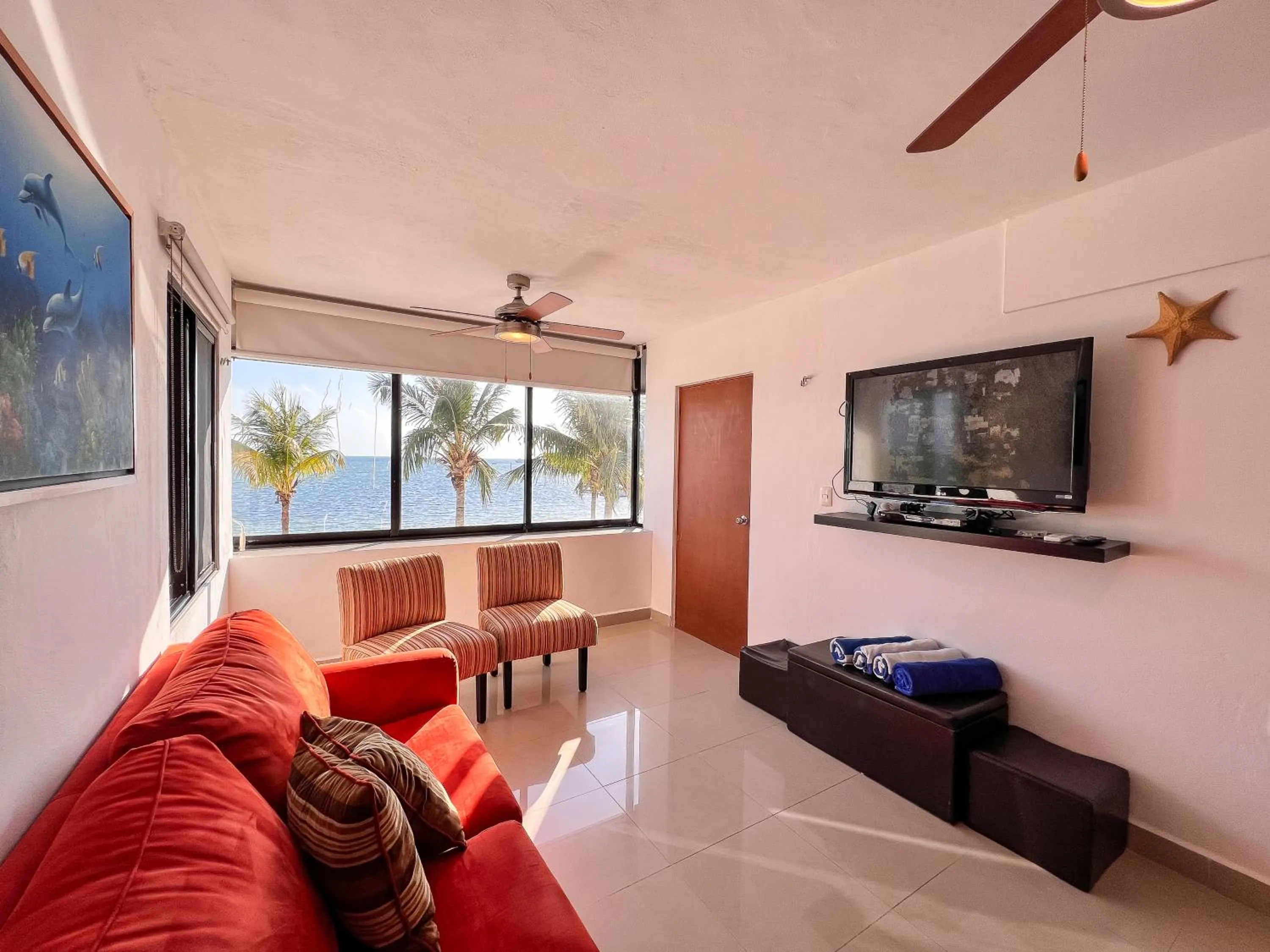 Communal lounge/ TV room in Bello Mar de Cancun, Beautiful 2Br 2Ba Condo overlooking beach spectacular view!