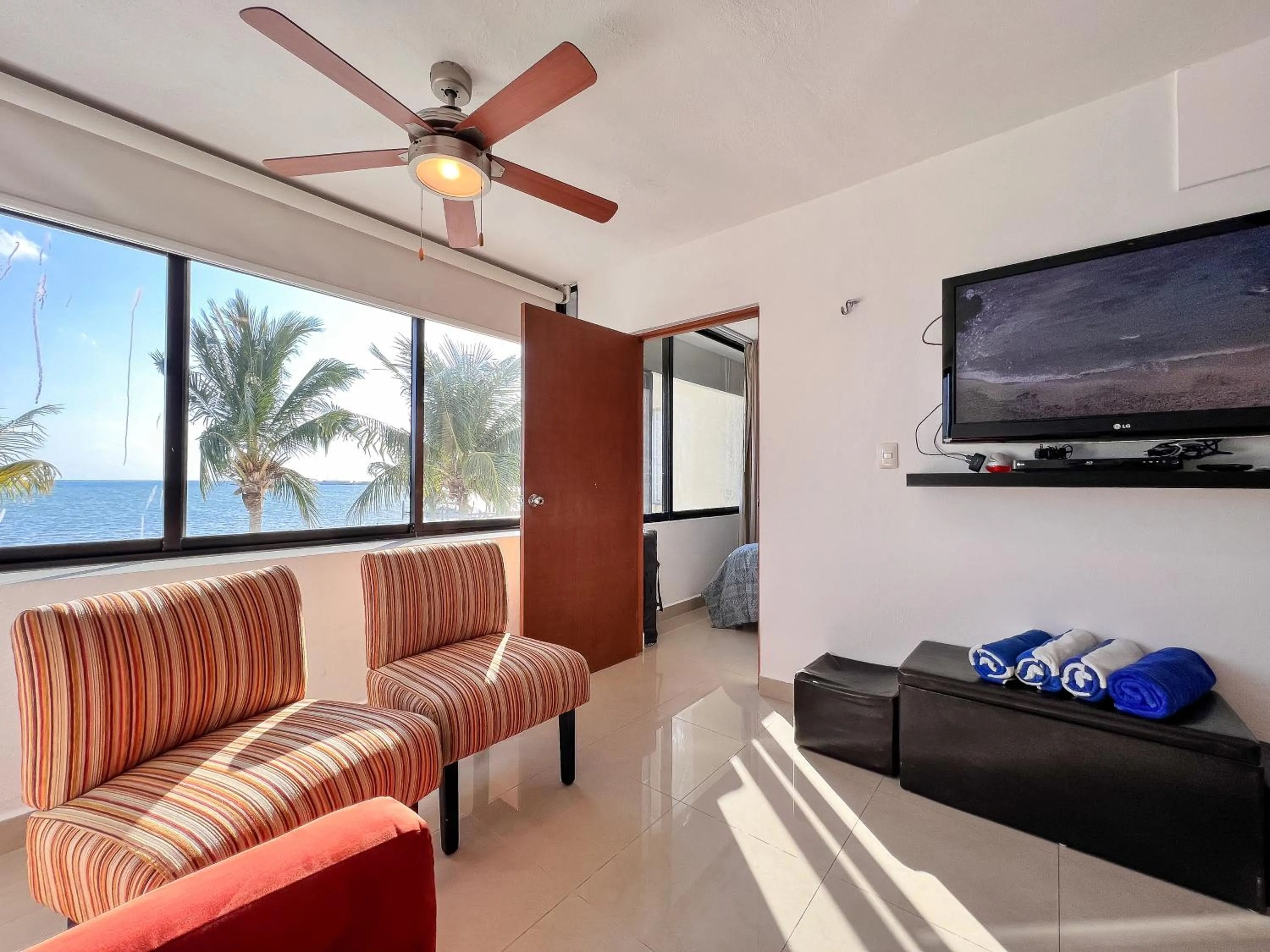 Communal lounge/ TV room in Bello Mar de Cancun, Beautiful 2Br 2Ba Condo overlooking beach spectacular view!